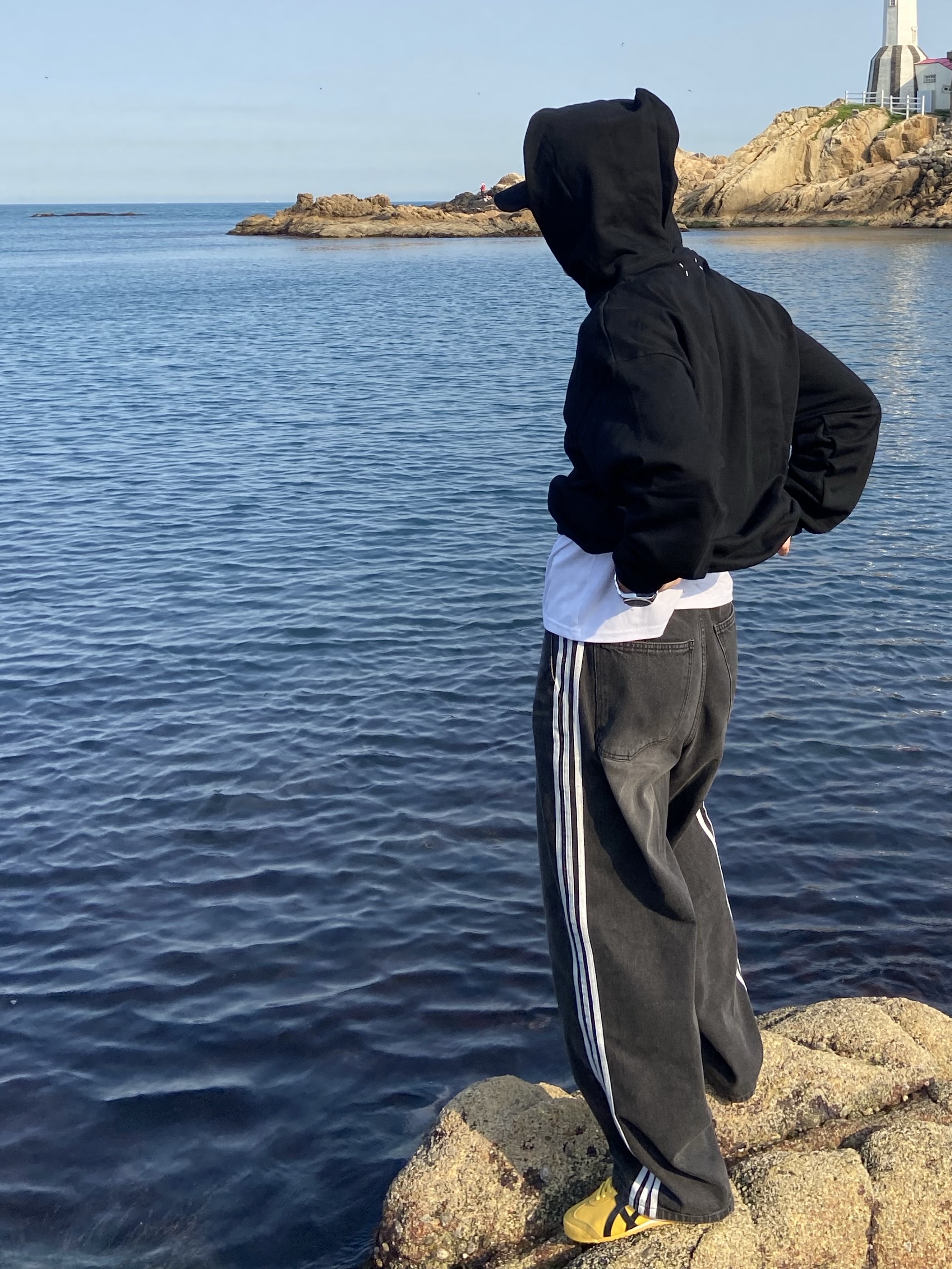Maison Margiela Upside Down Embroidered Logo Hoodie Black White, Onitsuka Tiger Mexico 66 Yellow Black 착용 스타일 - 1