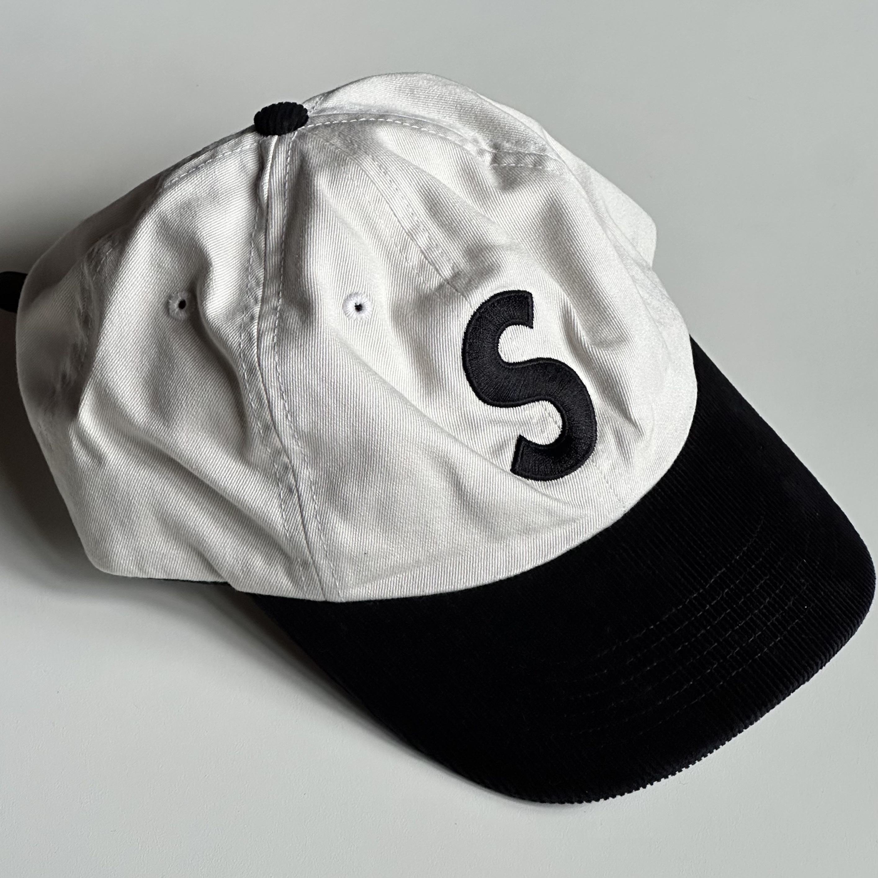 Supreme 2-Tone S Logo 6-Panel Stone - 24SS, Stussy Low Profile Big Basic Snapback Bone 착용 스타일 - 4