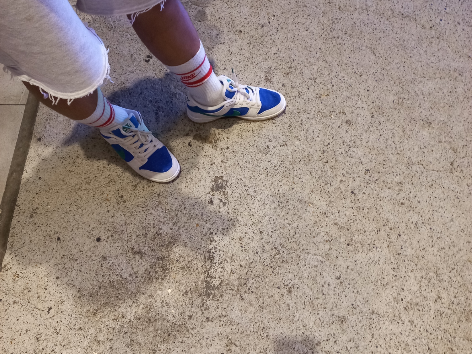 Nike SB Dunk Low Pro Phantom and Hyper Royal 착용 스타일 - 2