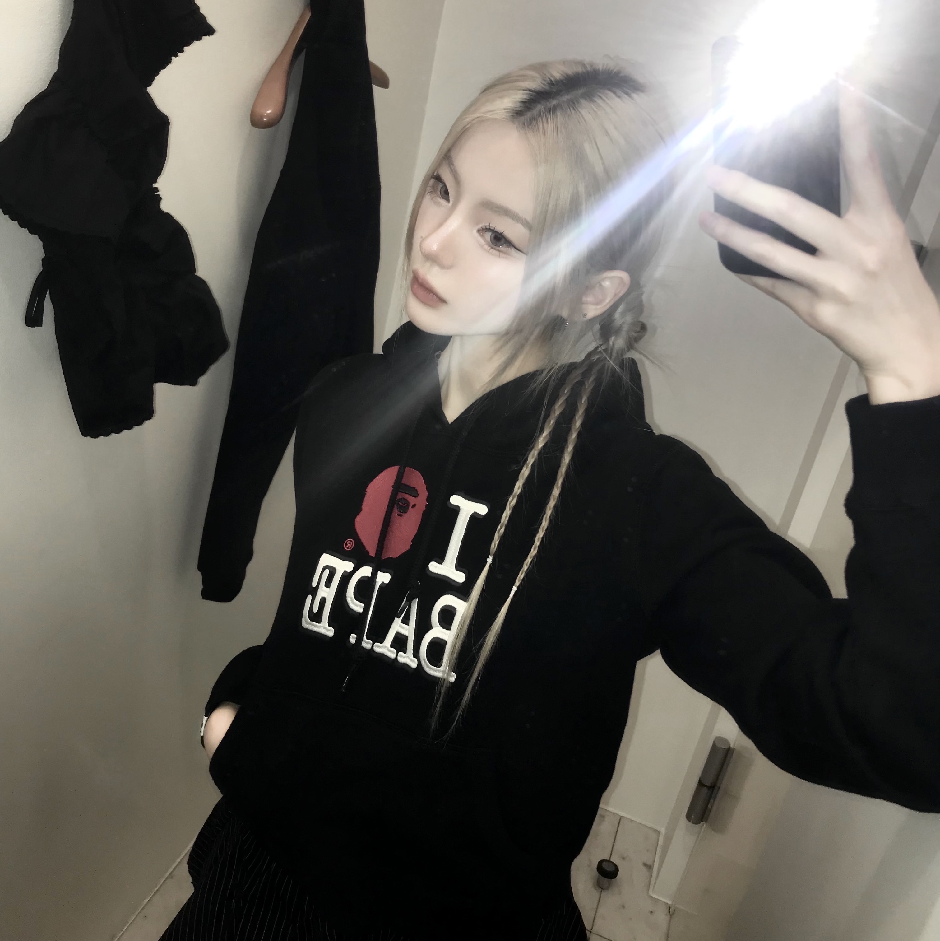 (W) BAPE I Love BAPE Mini T-Shirt Black 착용 스타일 - 3