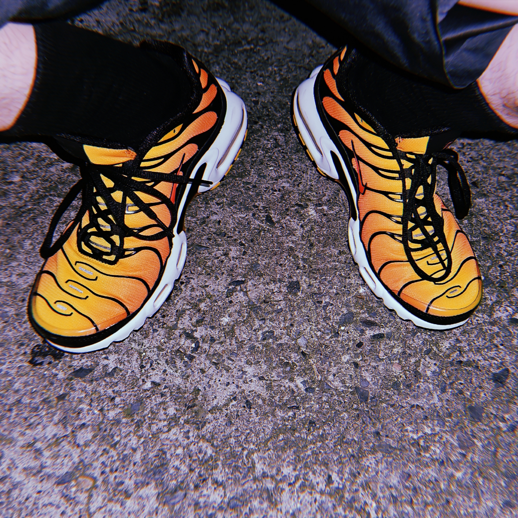 Nike Air Max Plus Bright Ceramic and Tour Yellow 착용 스타일 - 1