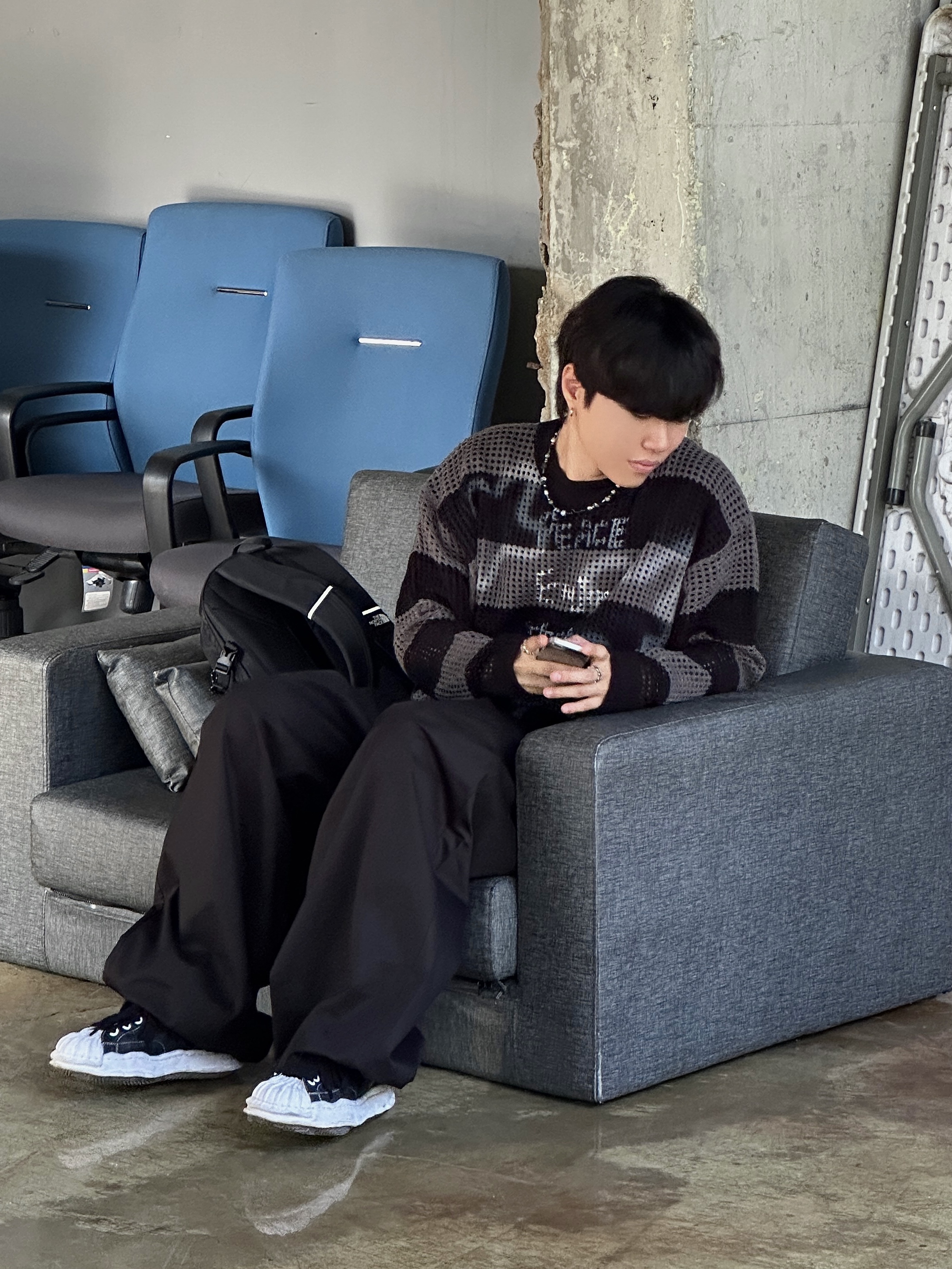 Maison Mihara Yasuhiro Blakey OG STC Sole Paper Like Leather Low-top Sneakers Black 착용 스타일 - 5