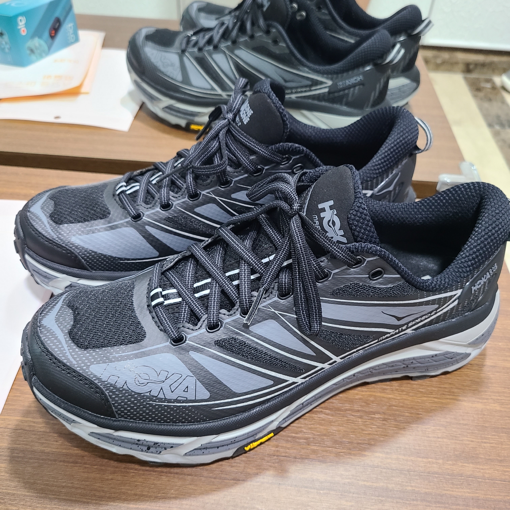 Hoka Mafate Speed 2 Black Castlerock 착용 스타일 - 1