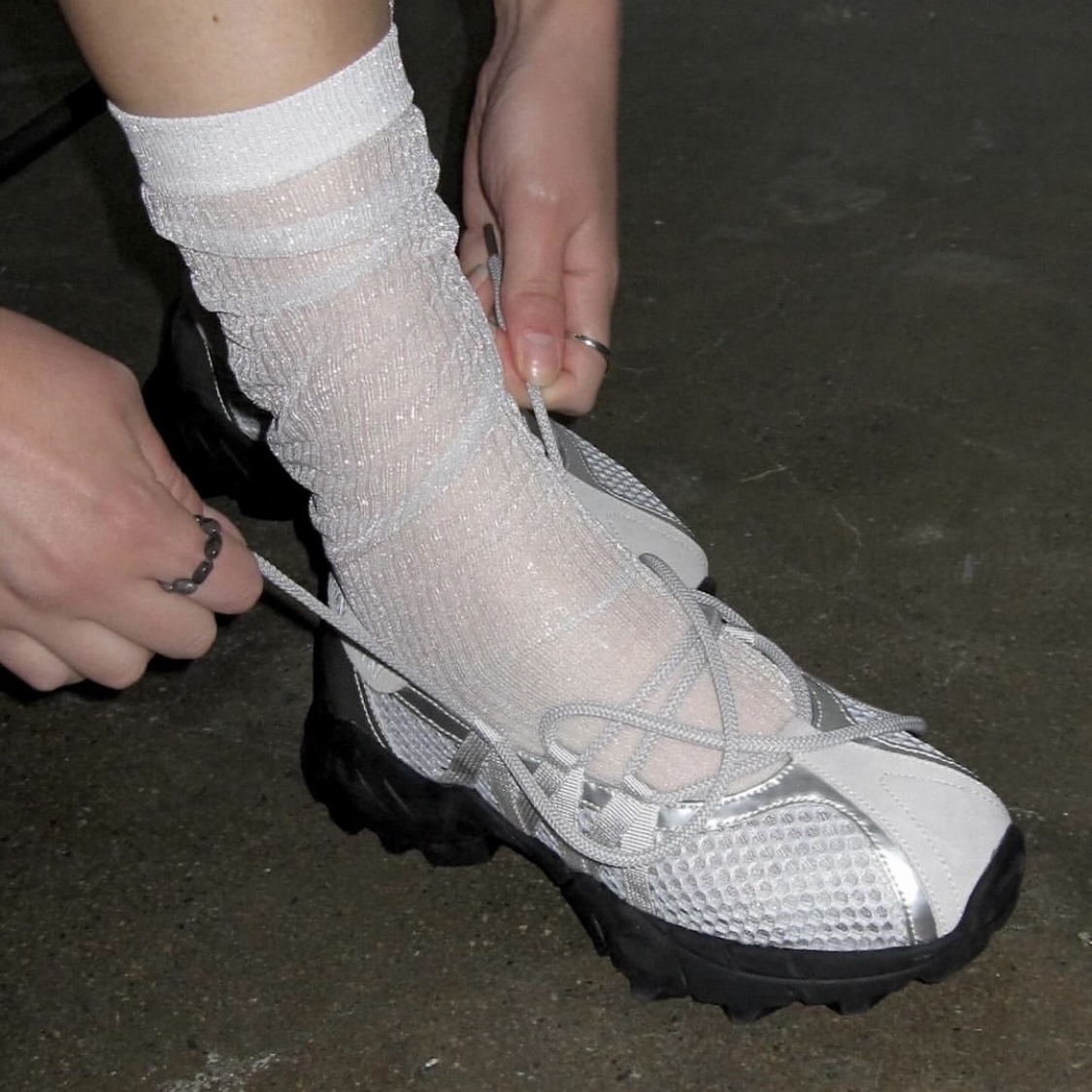 (W) Matin Kim Mesh Ballet Sneakers Silver 착용 스타일 - 2
