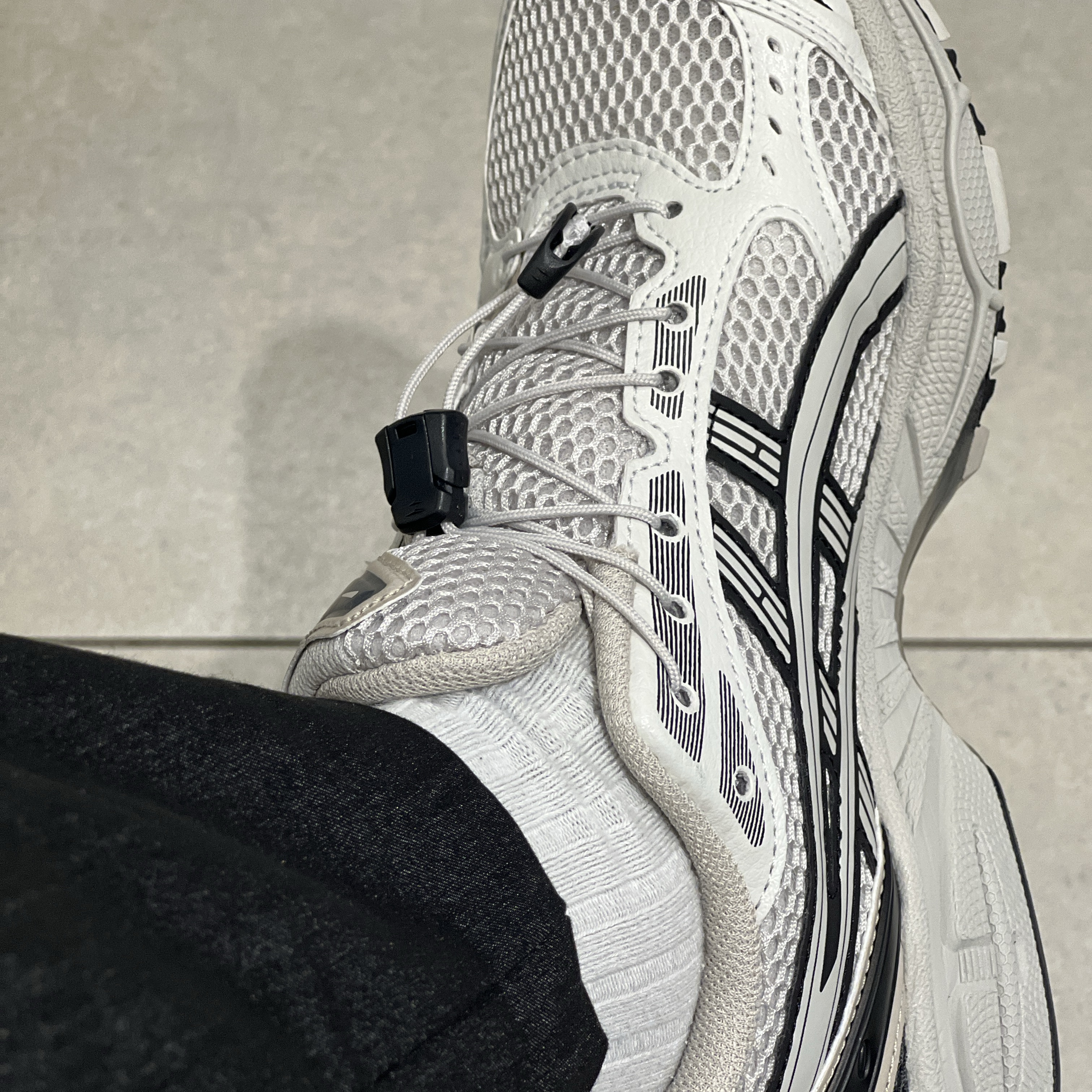 Asics Unlimited Gel-Kayano 14 Smoke Grey 착용 스타일 - 2