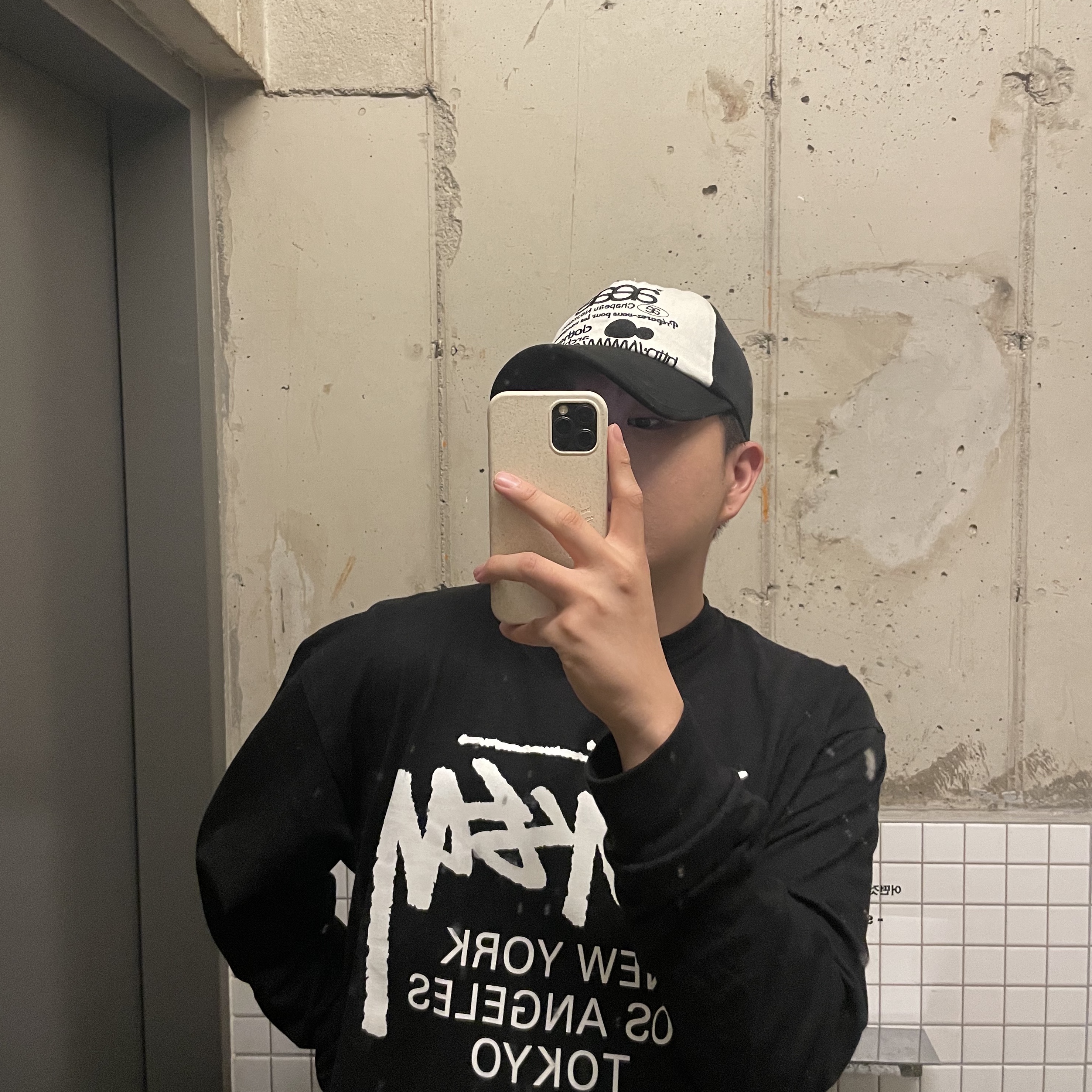 Stussy World Tour LS T-Shirt Black 2023, Aeae Web Logo Mesh Cap Black 착용 스타일