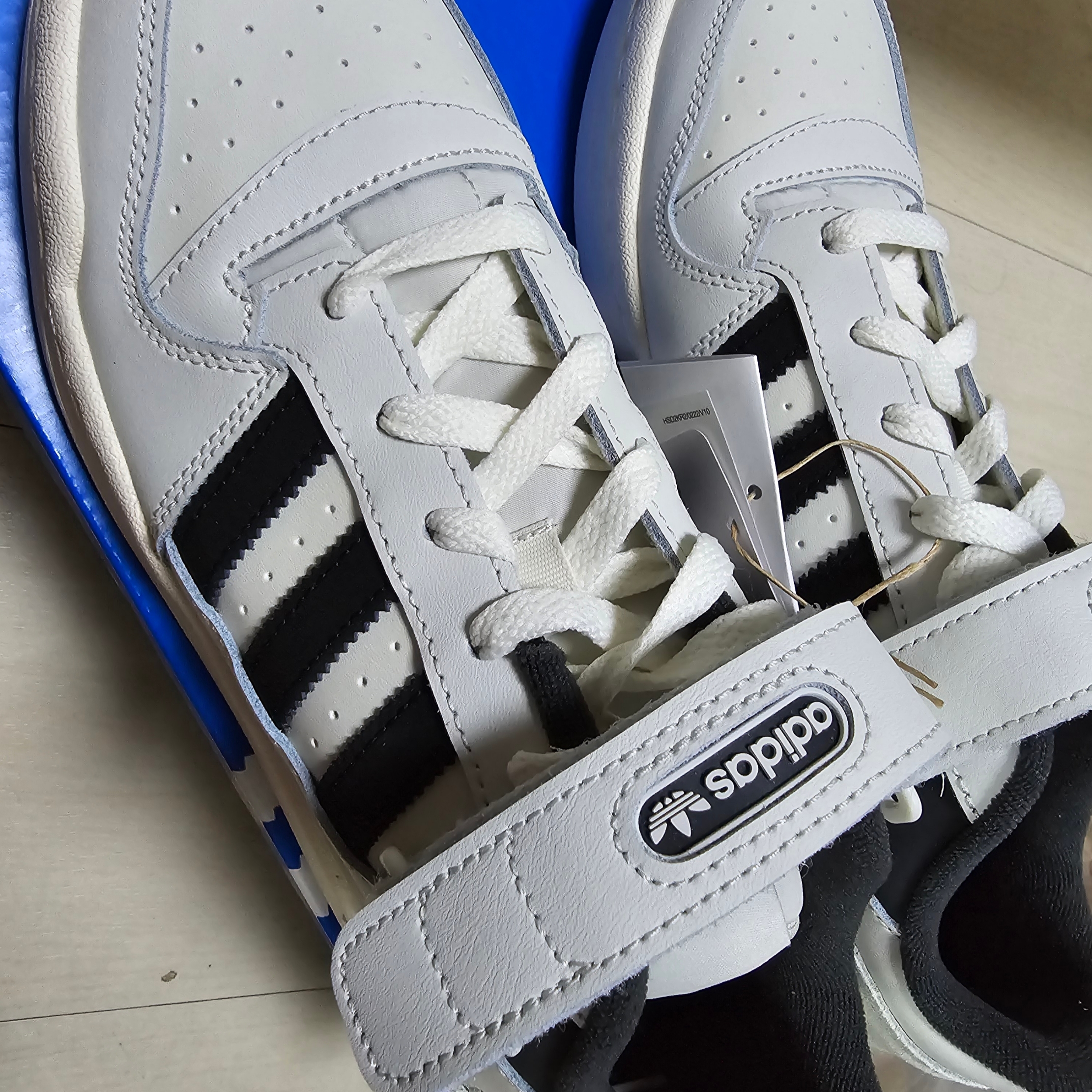 Adidas Forum Low Orbit Grey Core Black Carbon 착용 스타일