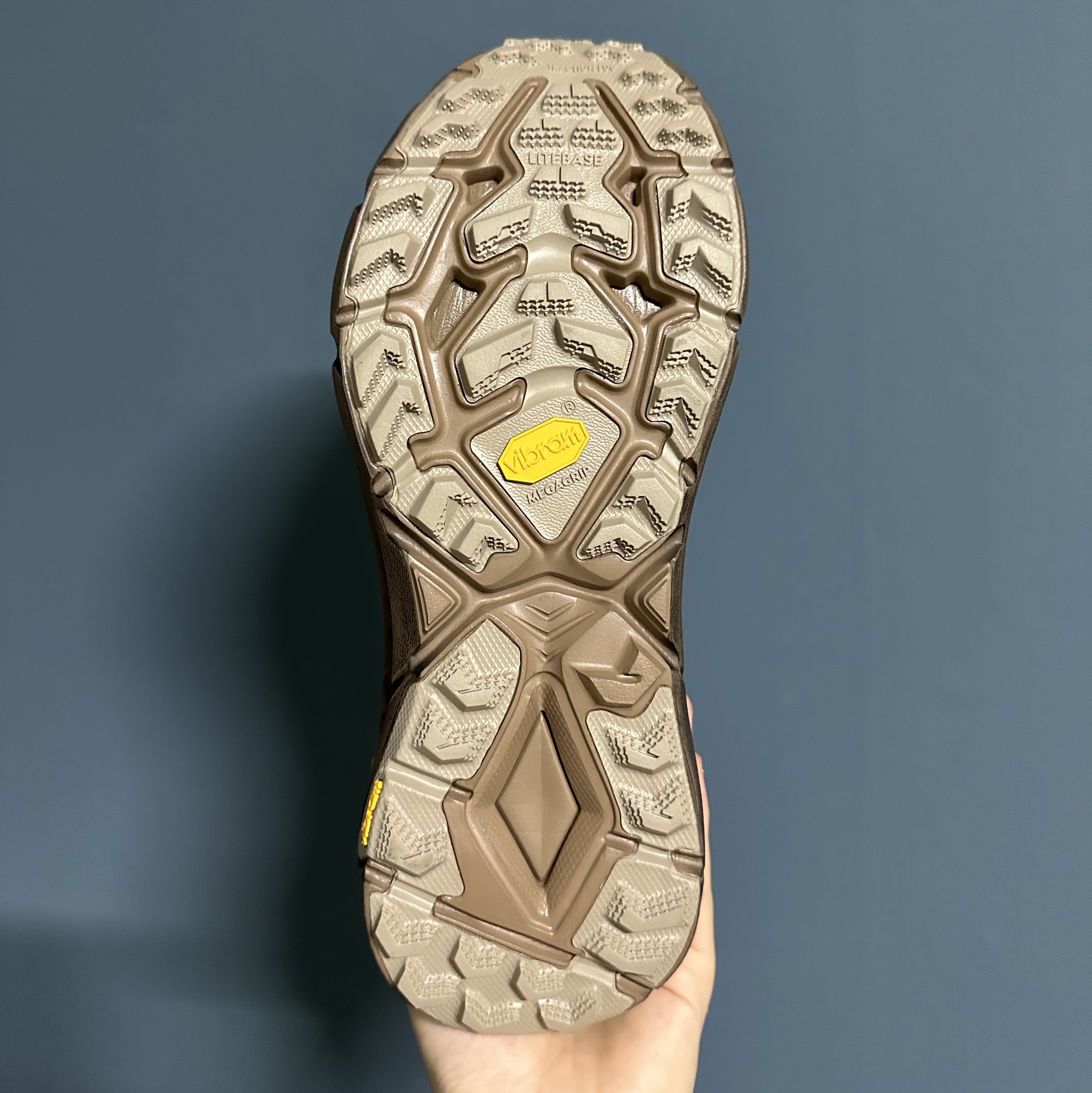 Hoka x Satisfy Mafate Speed 4 Lite Rubber 착용 스타일 - 3