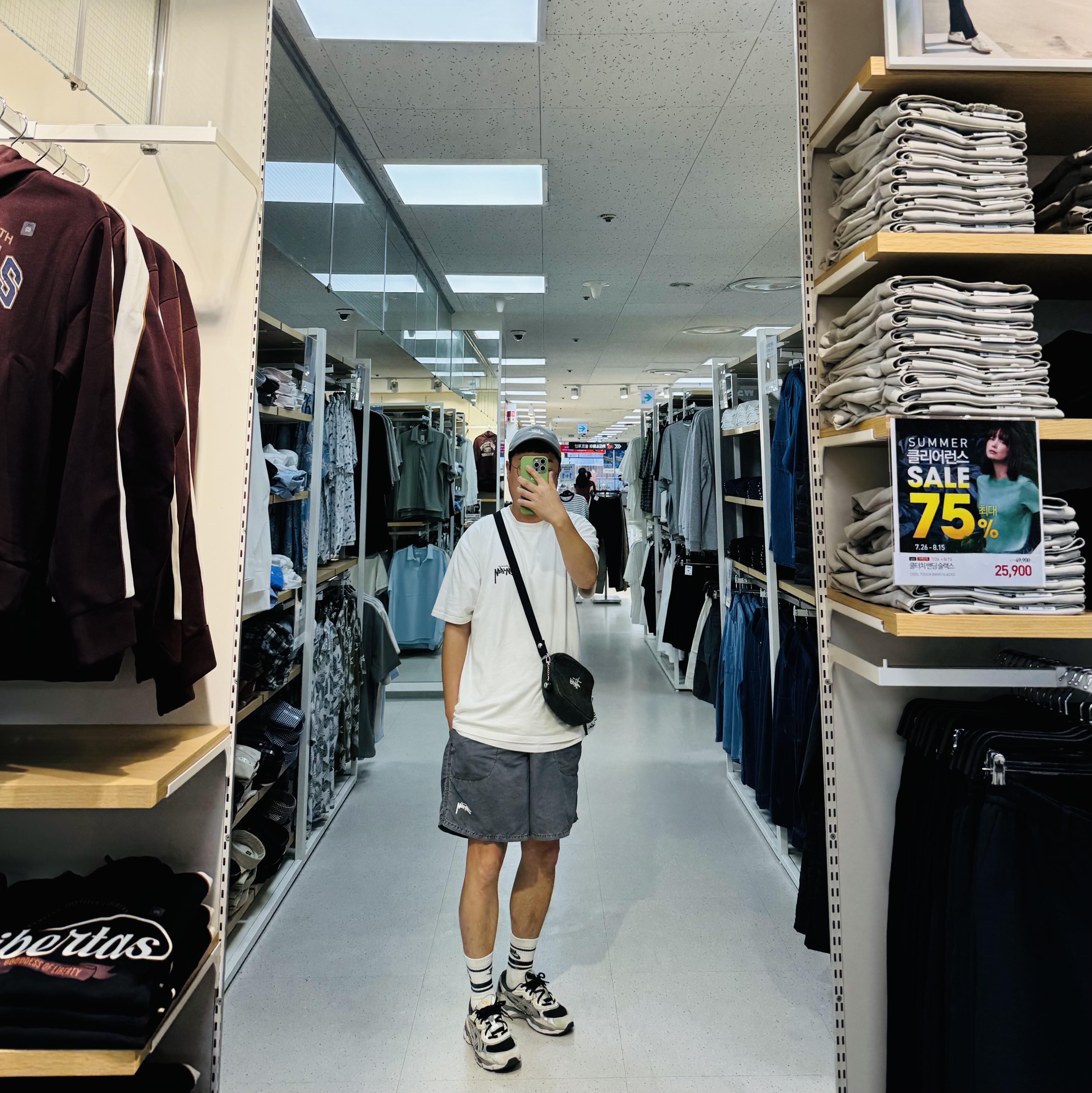 Nike Heritage 86 Futura Washed Cap Particle Grey, Stussy Livin' Large T-Shirt White 착용 스타일 - 1