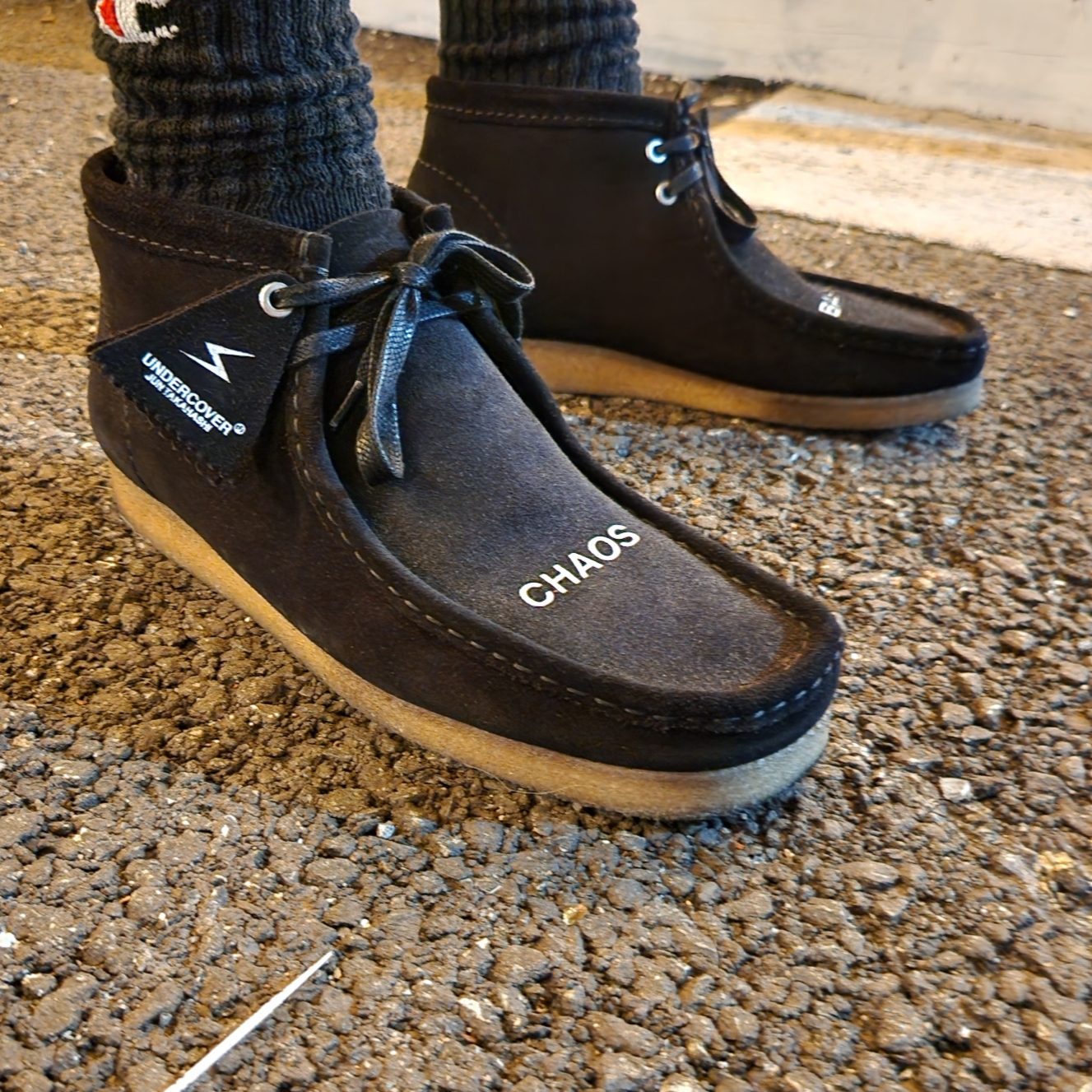 Clarks x Undercover Wallabee Boot Black 착용 스타일 - 3