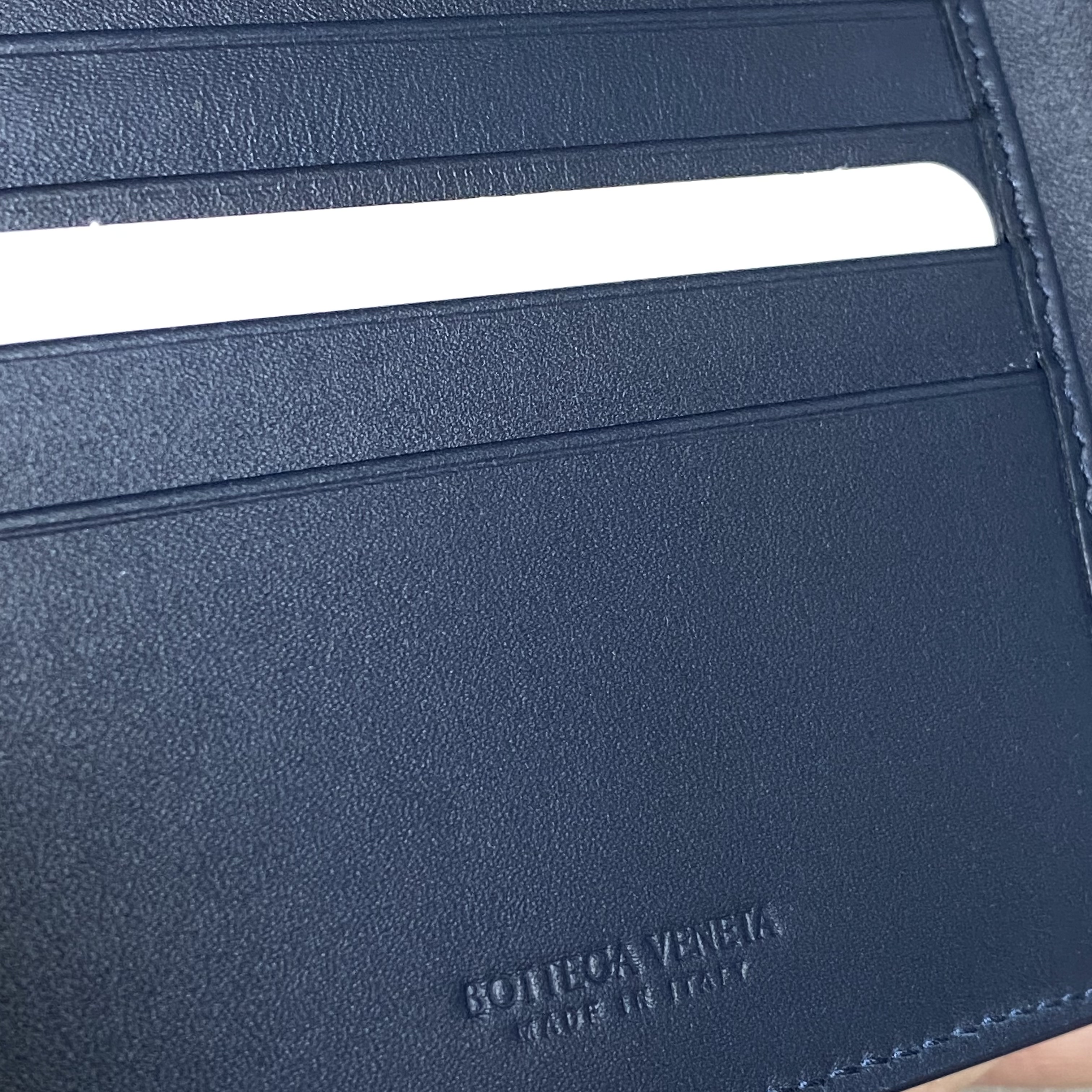 Bottega Veneta Bi-Fold Wallet Navy 착용 스타일 - 2