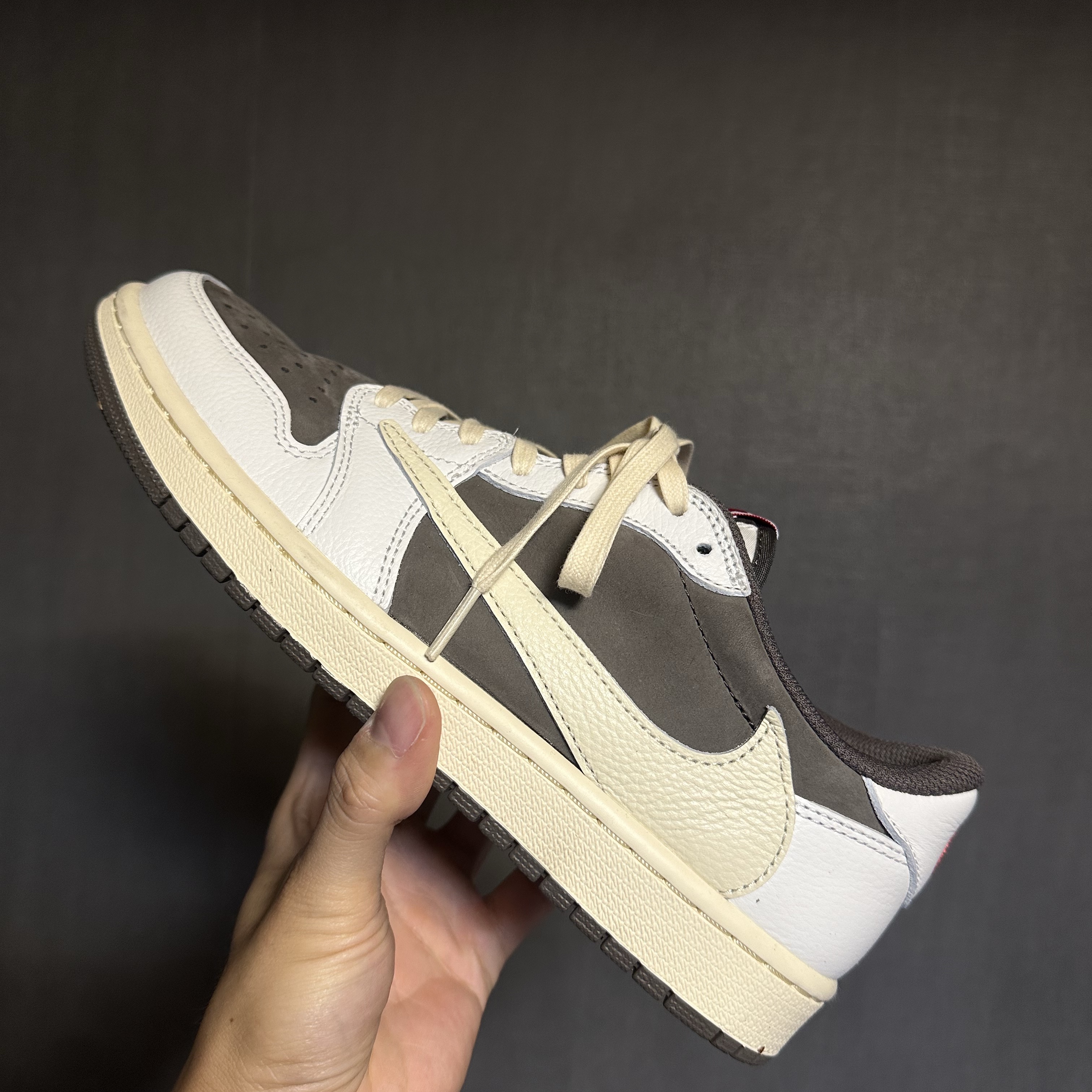 Jordan 1 x Travis Scott Retro Low OG SP Sail and Ridgerock 착용 스타일