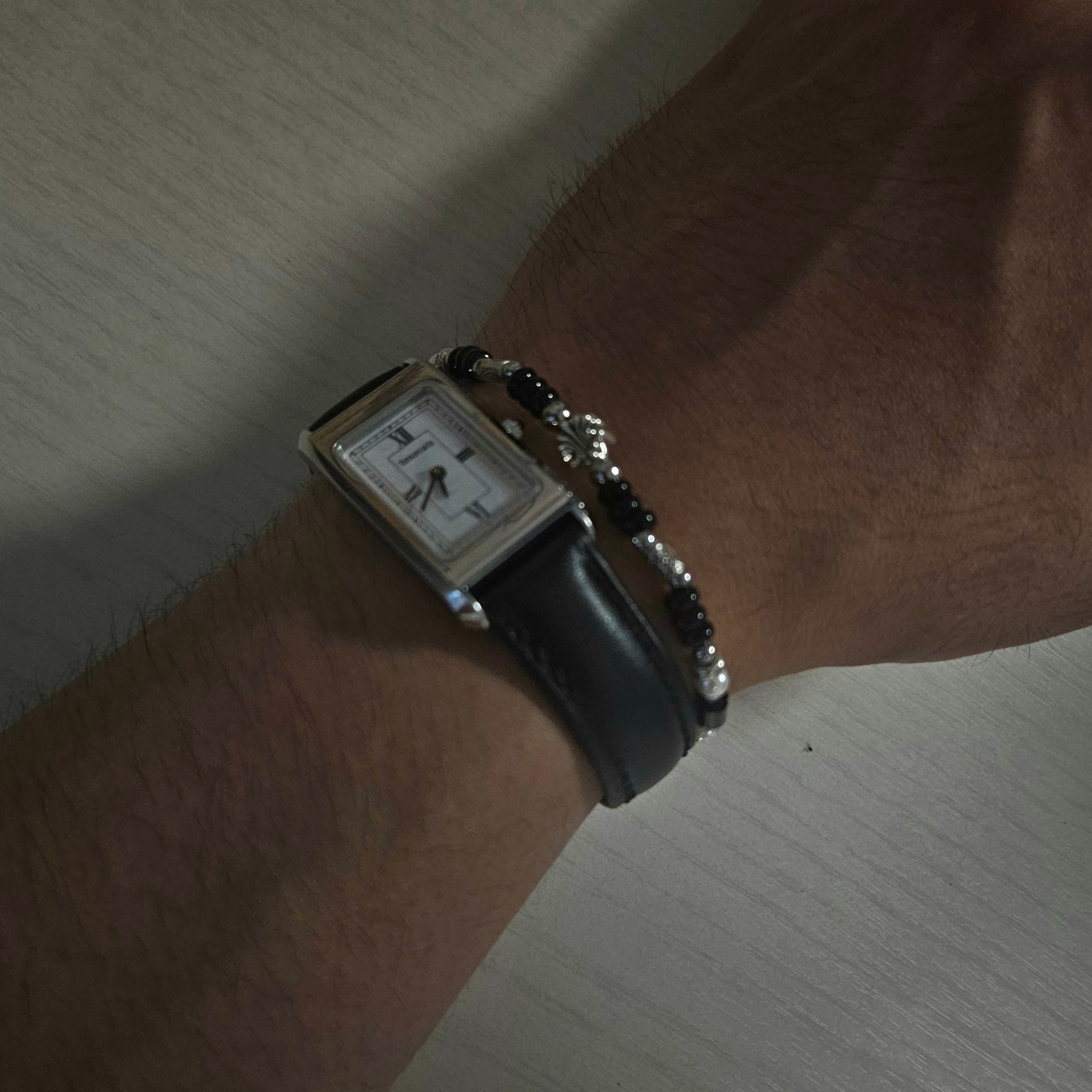 [KREAM 단독] Scudo Shell Black Pearl Beads Bracelet 착용 스타일
