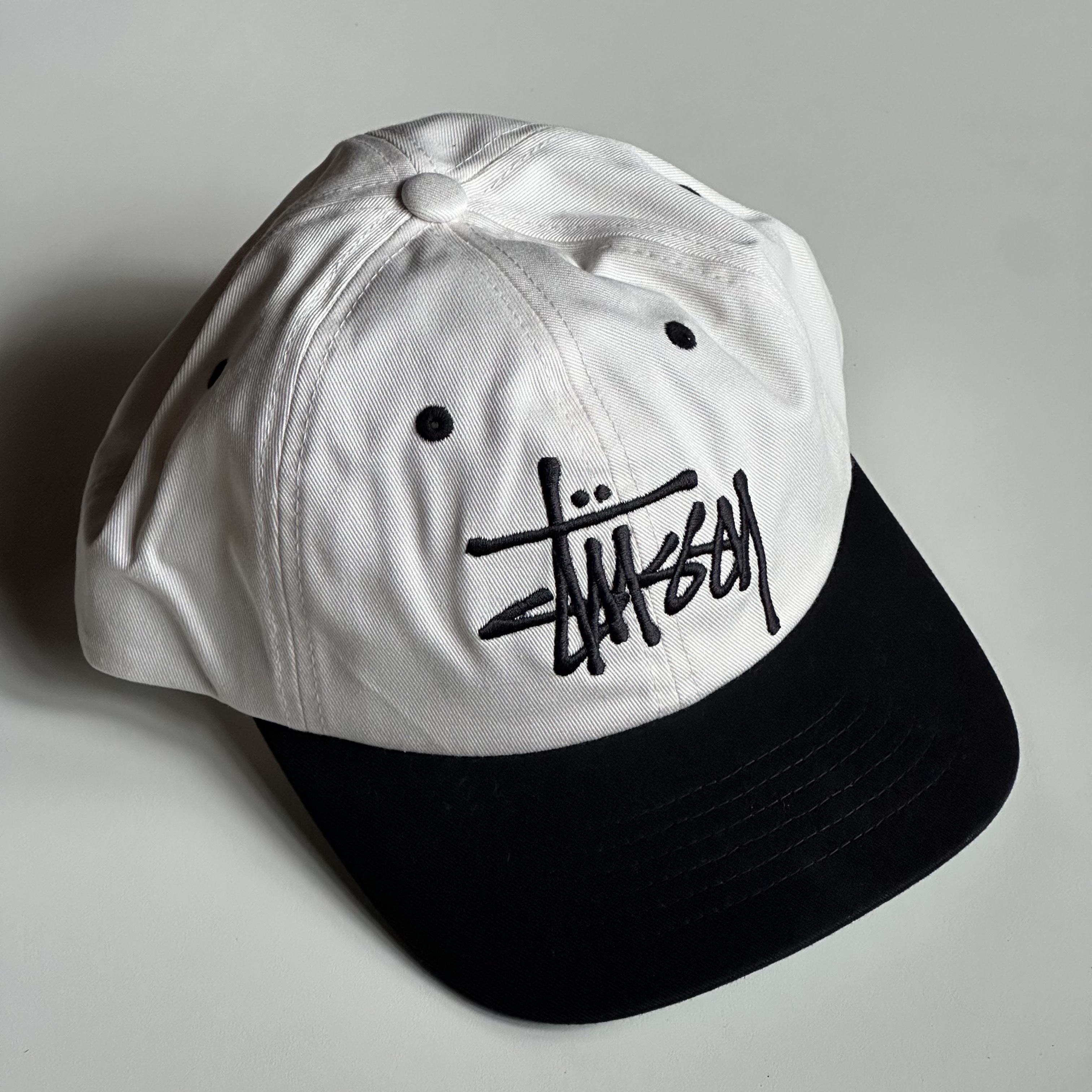 Supreme 2-Tone S Logo 6-Panel Stone - 24SS, Stussy Low Profile Big Basic Snapback Bone 착용 스타일 - 3