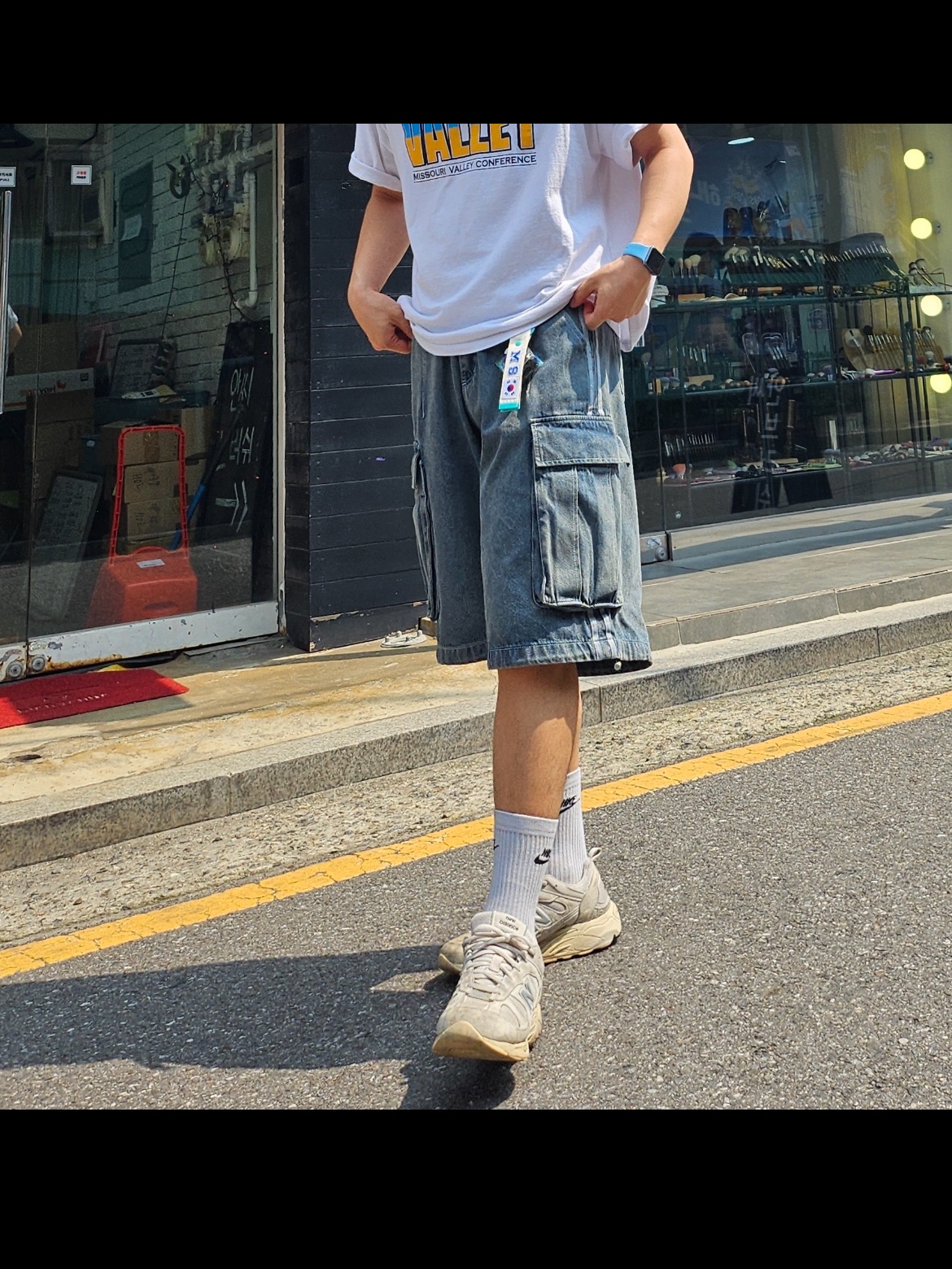 Nos Couleurs Old Washed Cargo Denim Shorts Blue 착용 스타일
