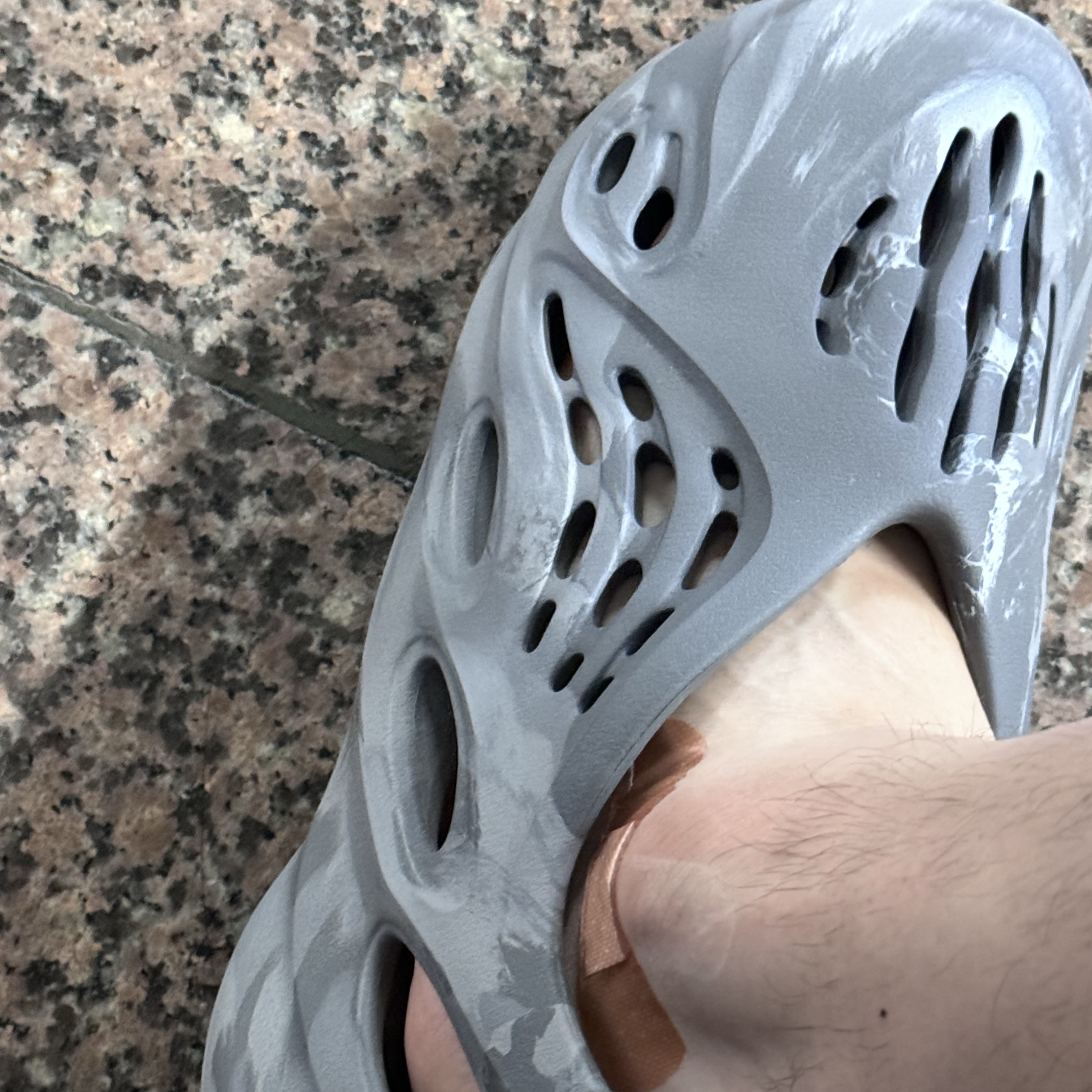 Adidas Yeezy Foam RNNR MX Granite 착용 스타일