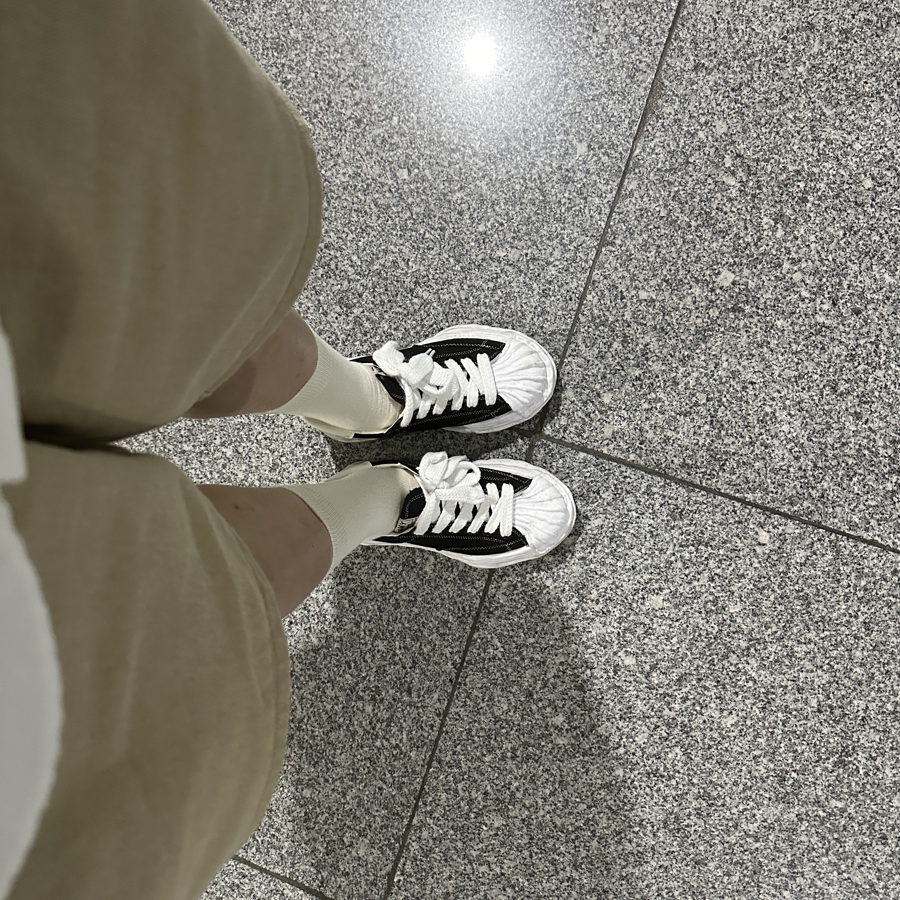 Maison Mihara Yasuhiro Blakey OG Sole Canvas Low-top Sneakers Black White 착용 스타일