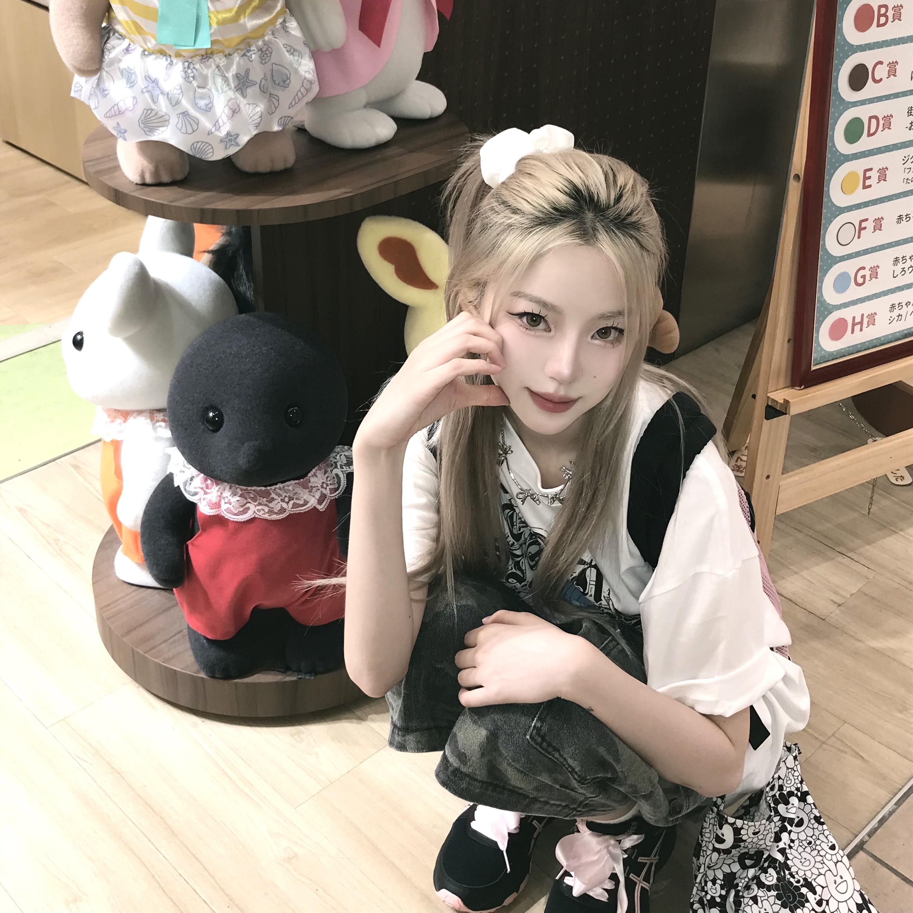 NewJeans Supernatural NJ x Murakami Cross Bag Black (Danielle Ver.), (W) Asics Gel-Venture 8 Black Frosted Rose 착용 스타일 - 1