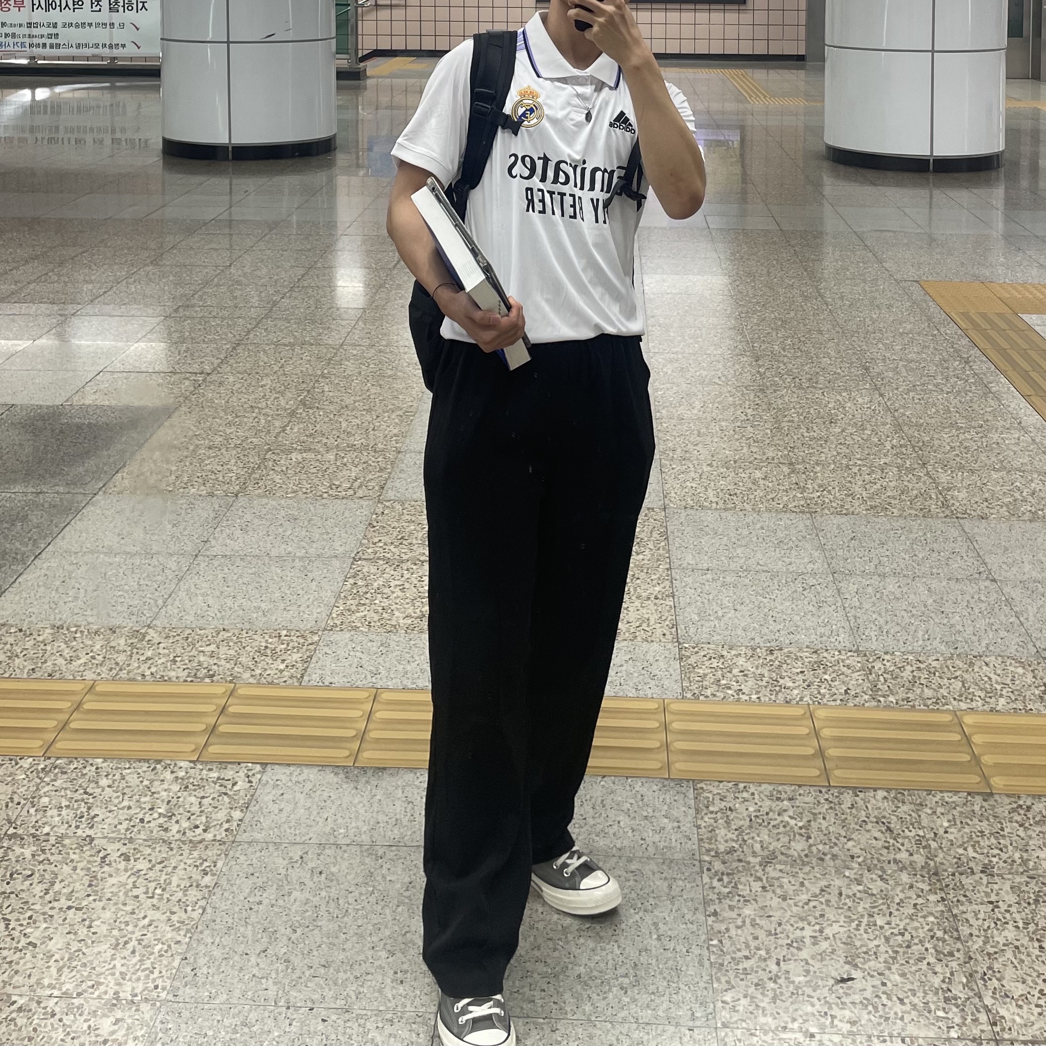 Adidas Real Madrid 2024/25 Home Jersey White - KR Sizing (Non Marking Ver.), Adidas Real Madrid 2022/23 Home Jersey White - US Sizing (Non Marking Ver.) 착용 스타일 - 3