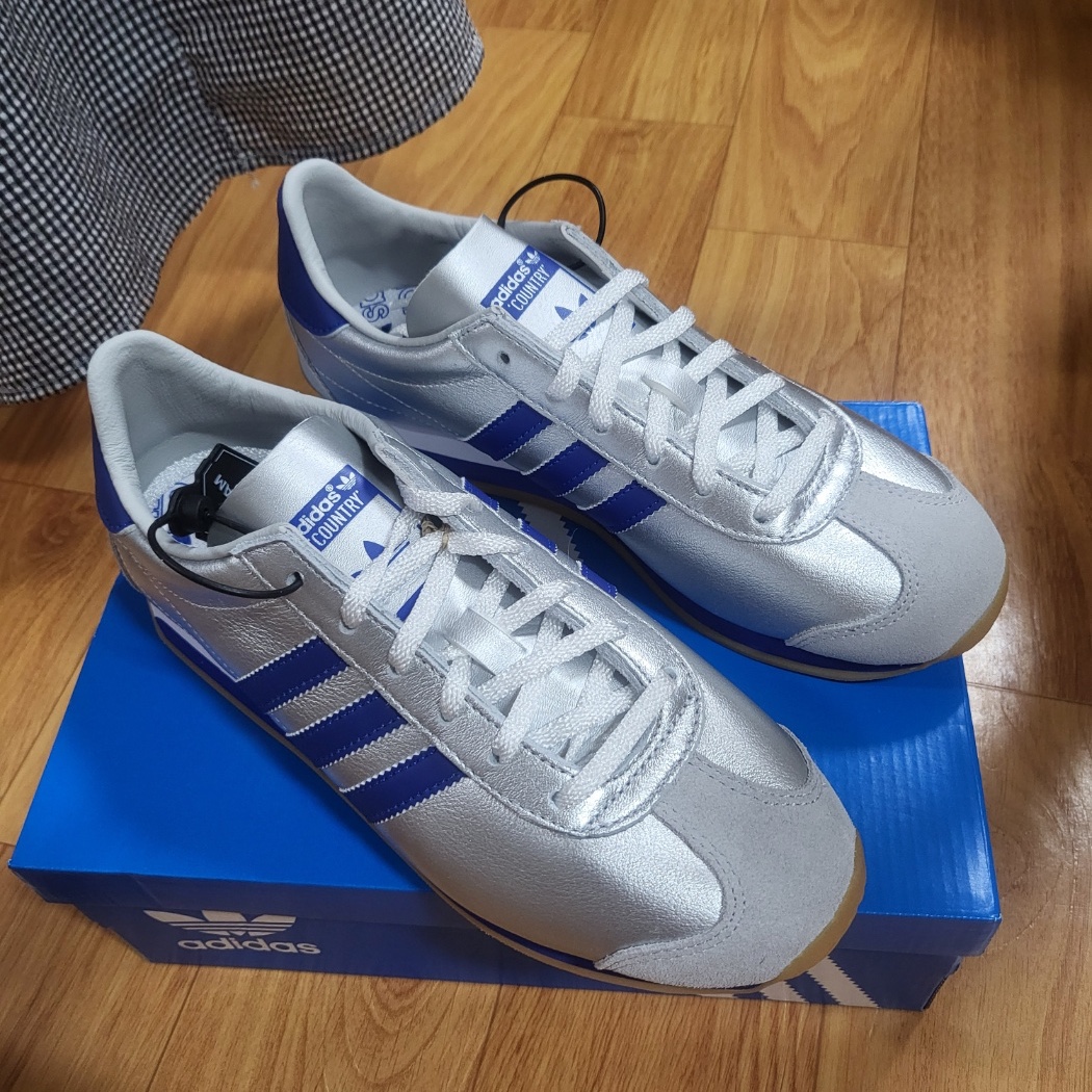 Adidas Country OG Matte Silver Bright Blue 착용 스타일 - 2