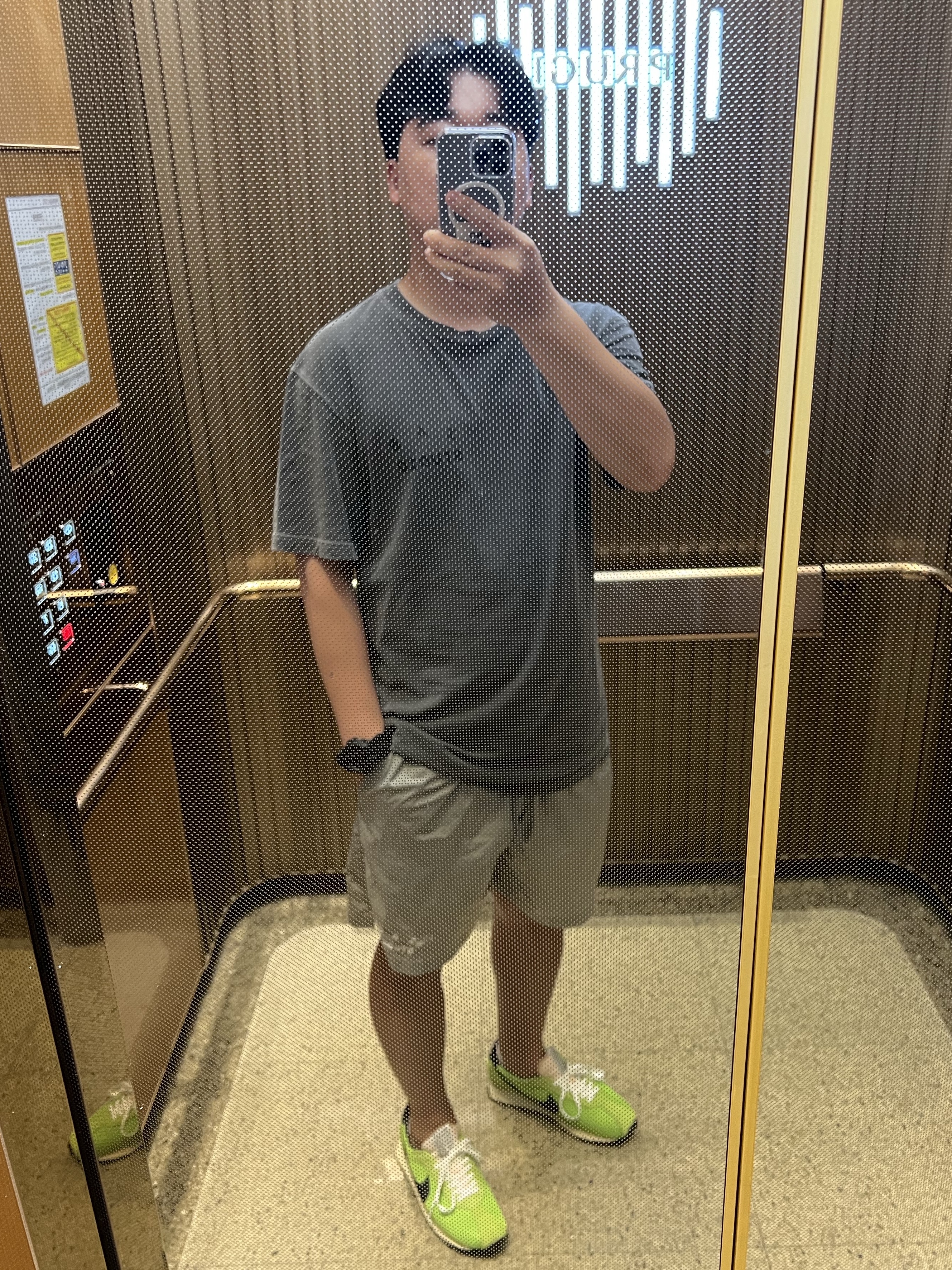 IAB Studio Pigment T-Shirt Black, IAB Studio Woven Shorts Gray 착용 스타일