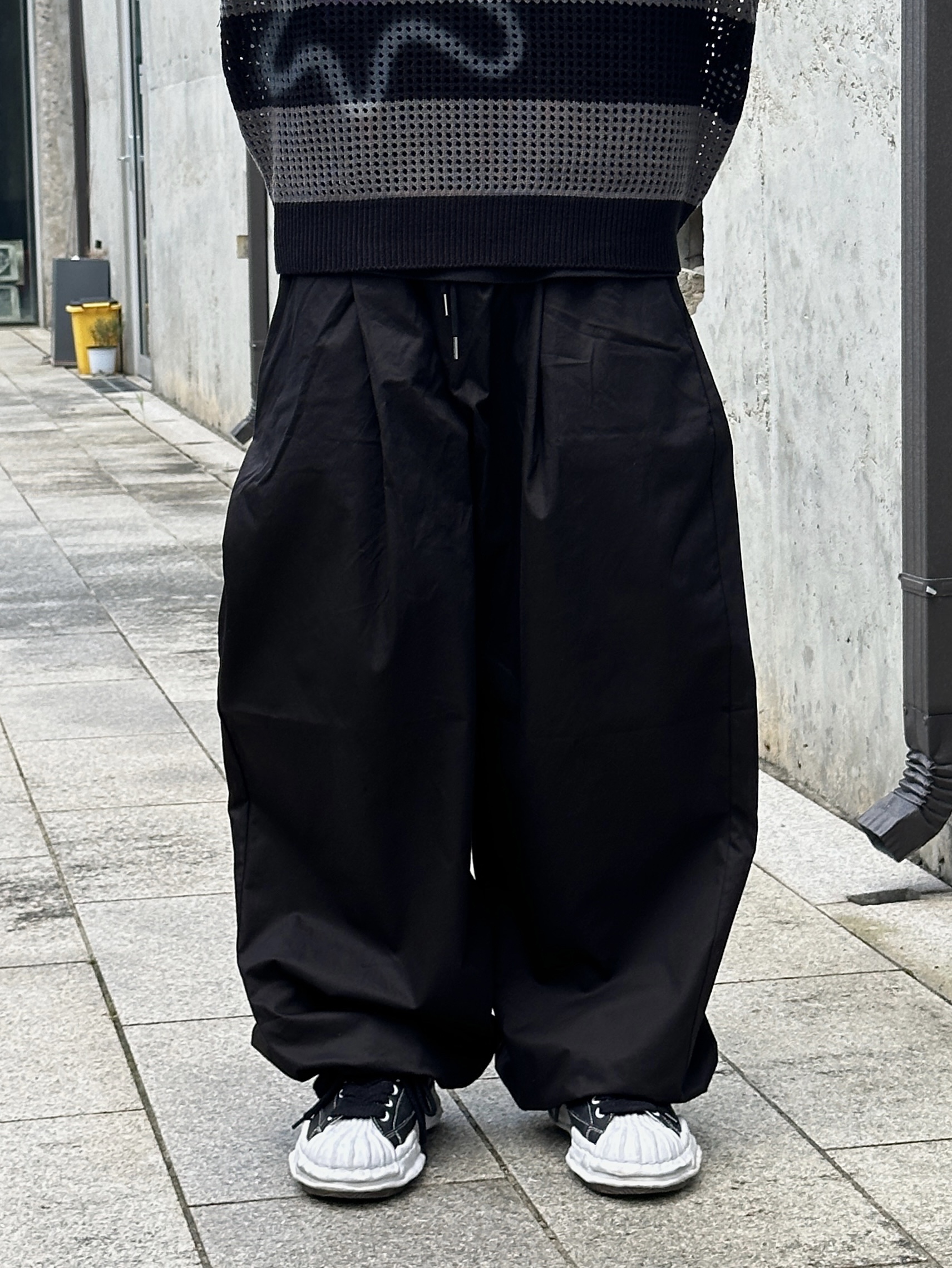 Maison Mihara Yasuhiro Blakey OG STC Sole Paper Like Leather Low-top Sneakers Black 착용 스타일 - 4