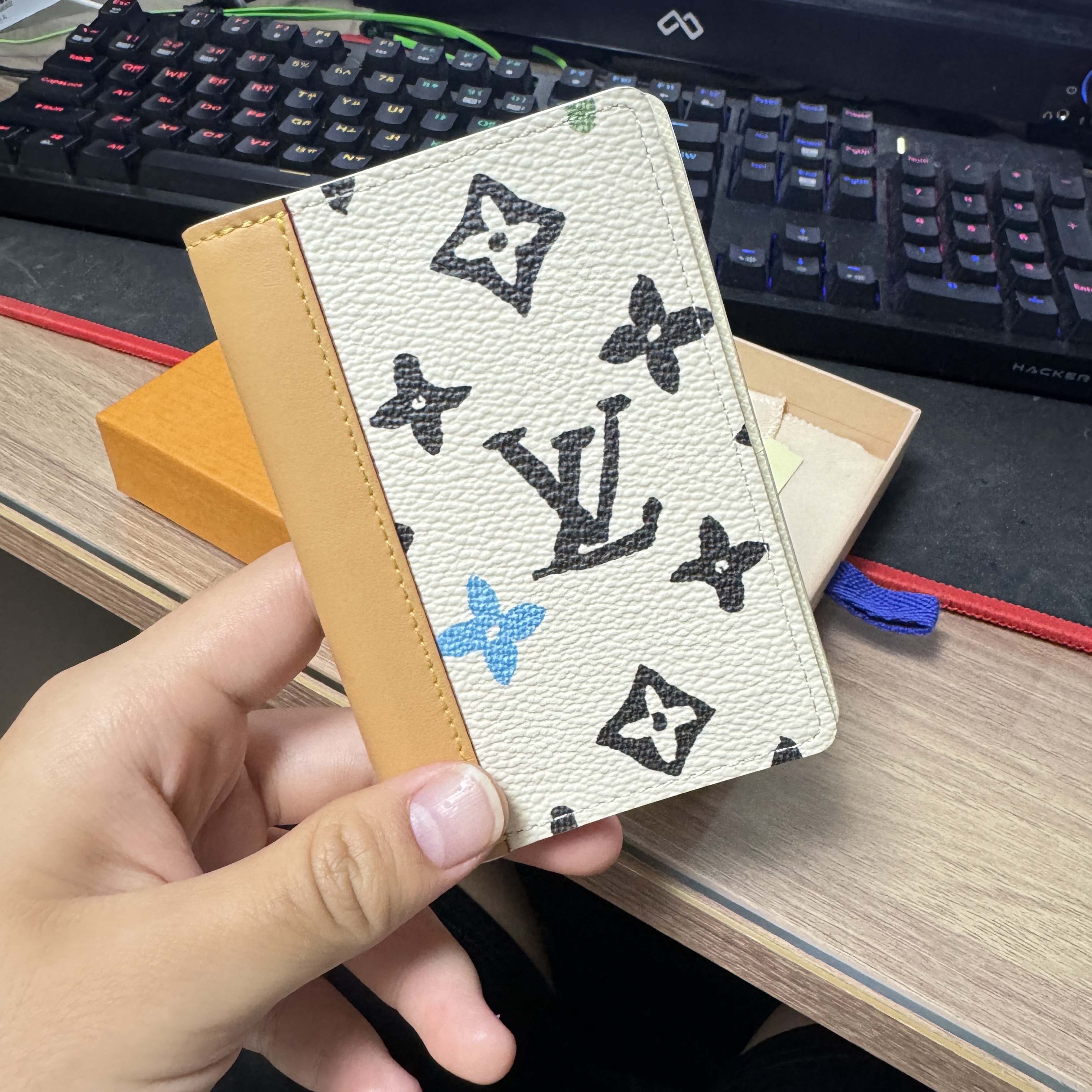 Louis Vuitton Pocket Organizer Vanilla 착용 스타일