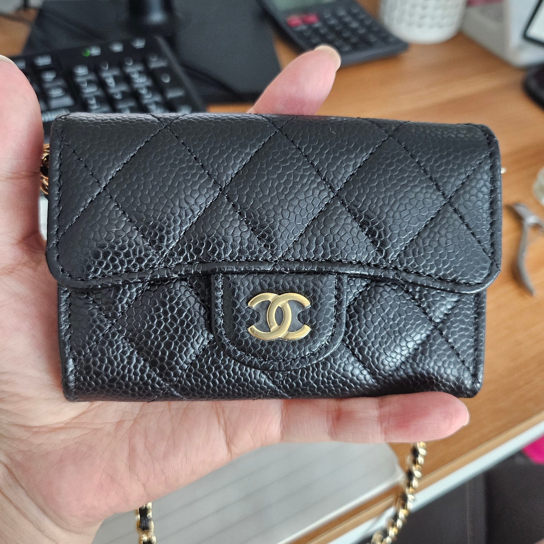 Chanel Classic Card Holder Grained Calfskin & Gold Black 착용 스타일