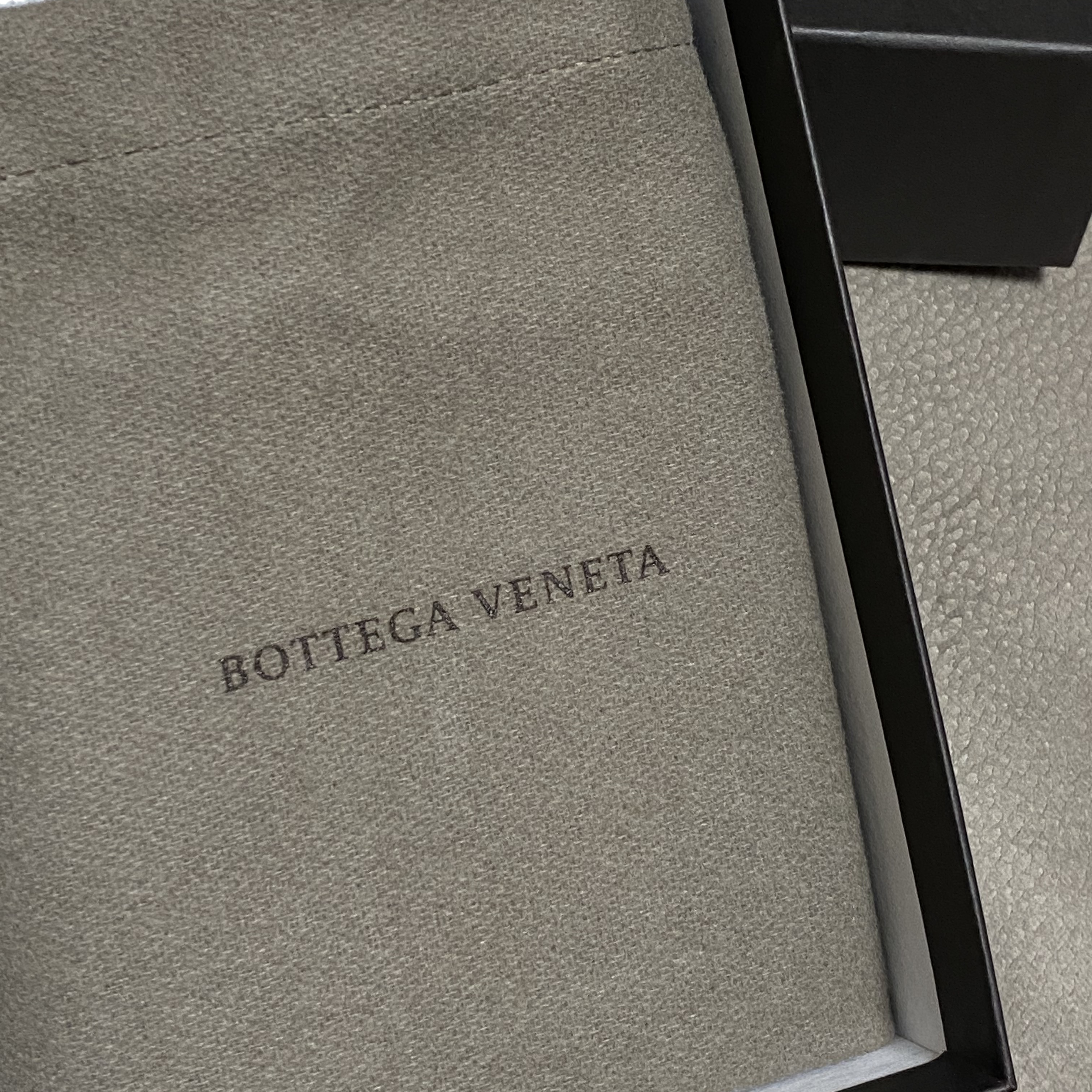 Bottega Veneta Bi-Fold Wallet Navy 착용 스타일 - 1