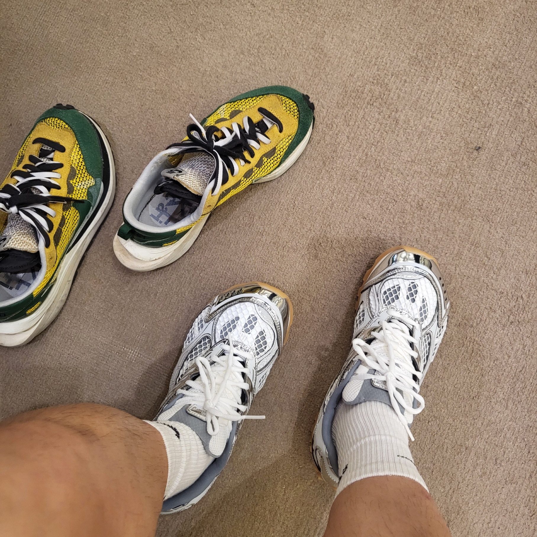 Bottega Veneta Orbit Sneaker Silver White, Nike x Sacai VaporWaffle Tour Yellow & Gorge Green Sail 착용 스타일 - 1