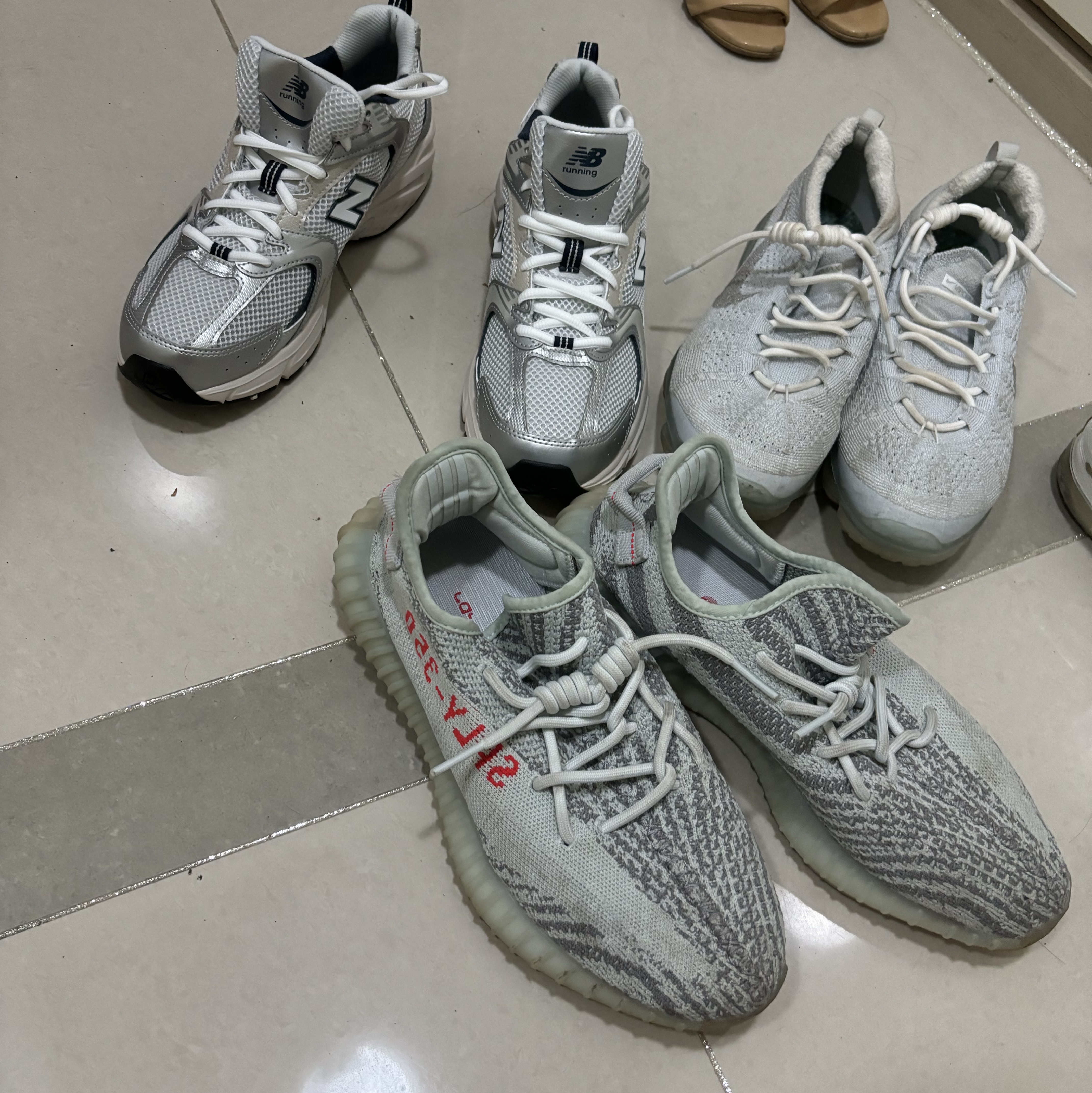 Adidas Yeezy Boost 350 V2 Blue Tint 2021/2022/2023, New Balance 530 Steel Grey 착용 스타일