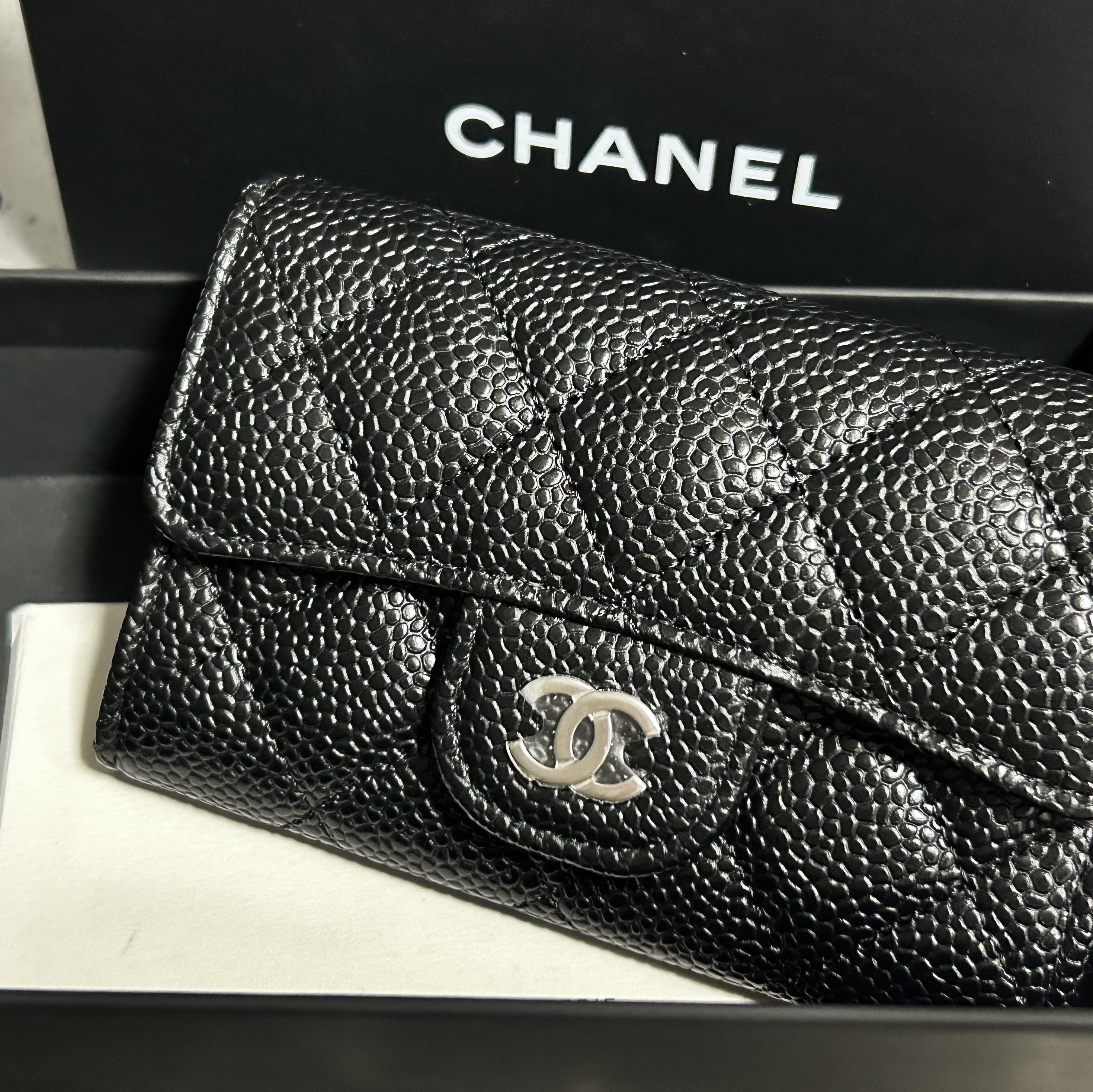 Chanel Classic Card Holder Grained Calfskin & Silver Black 착용 스타일