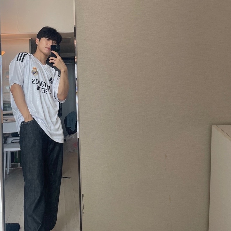 Adidas Real Madrid 2024/25 Home Jersey White - KR Sizing (Non Marking Ver.), Adidas Real Madrid 2022/23 Home Jersey White - US Sizing (Non Marking Ver.) 착용 스타일 - 1