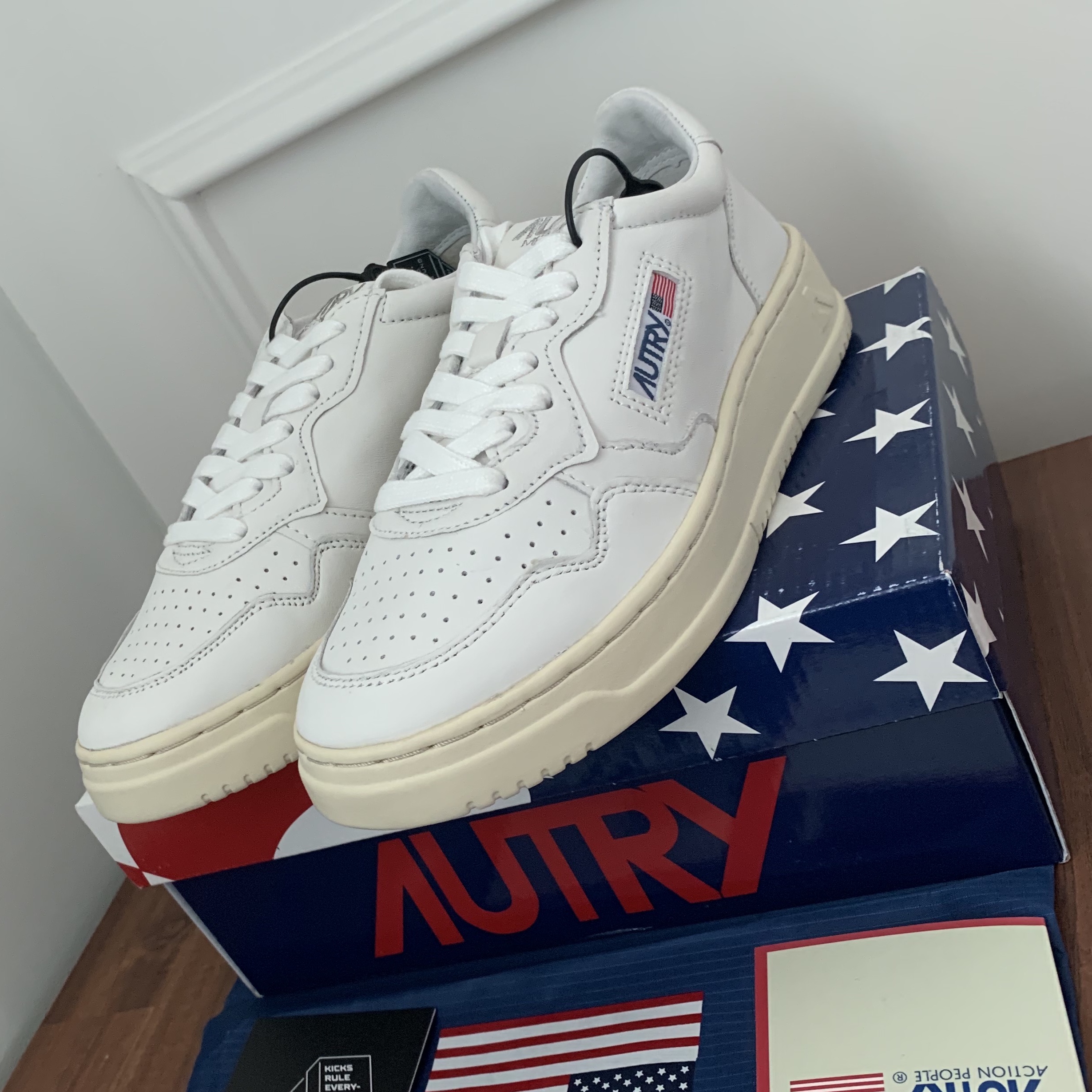 (W) Autry Medalist Low Goatskin Sneakers White 착용 스타일 - 2