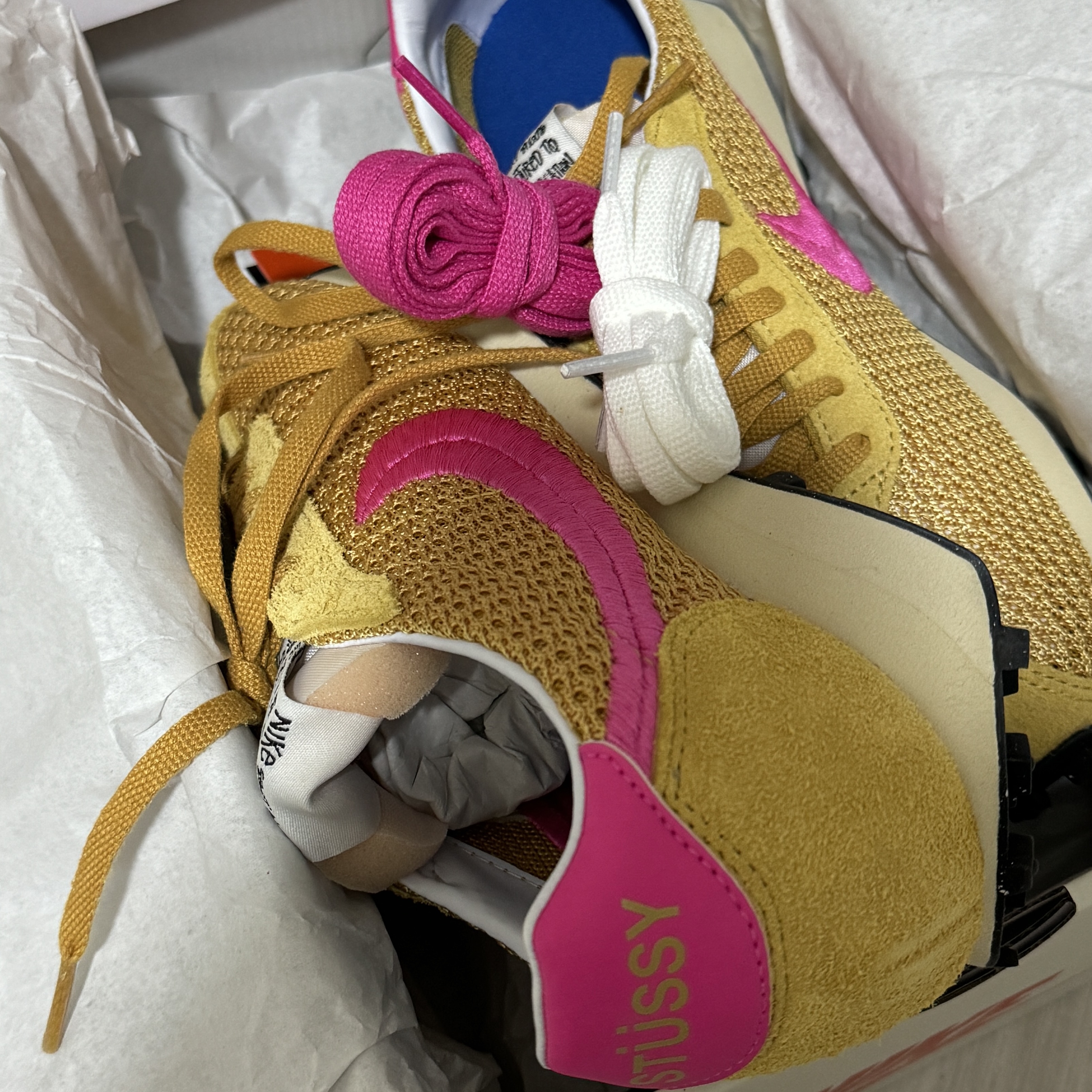 Nike x Stussy LD-1000 SP Sanded Gold and Laser Fuchsia 착용 스타일 - 2