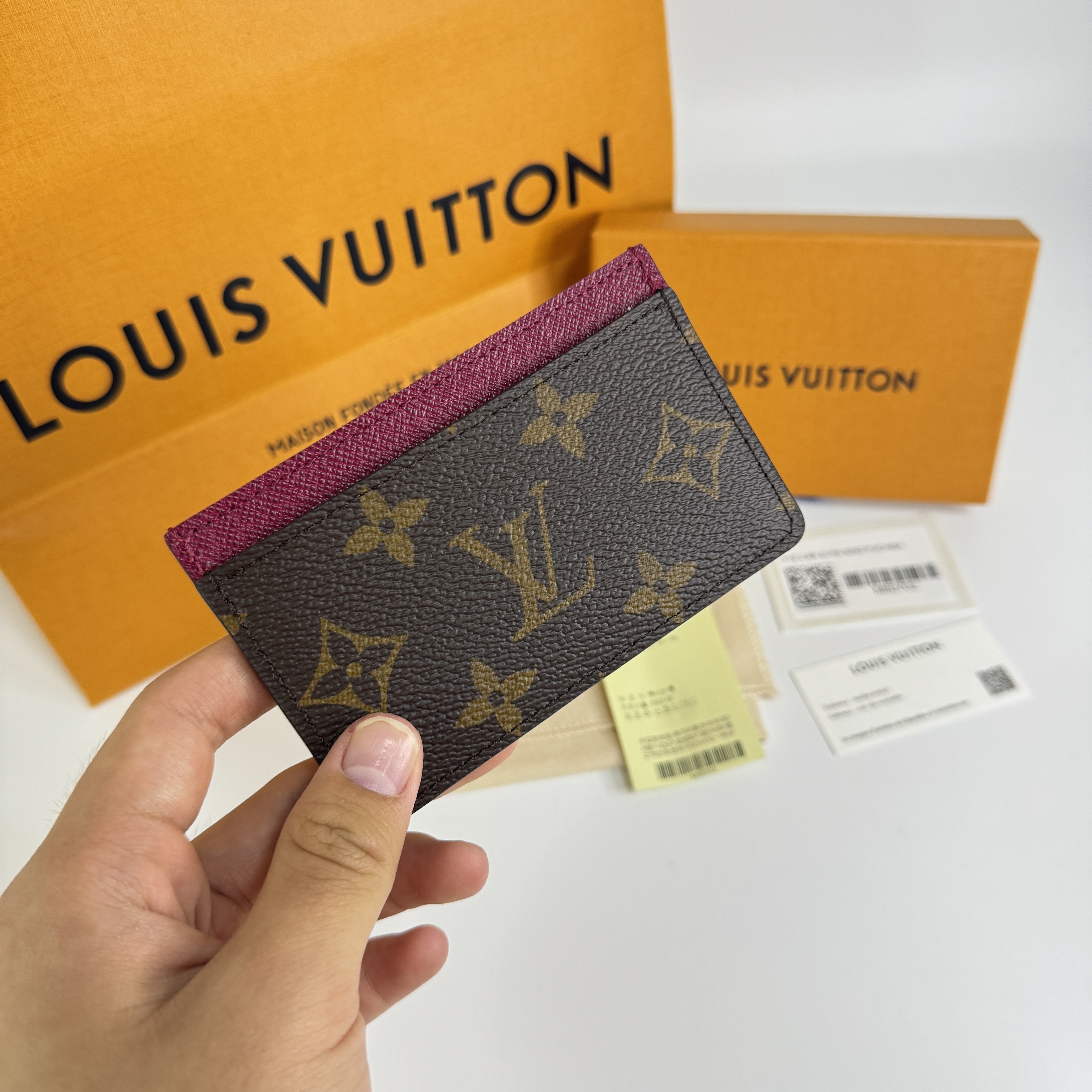 Louis Vuitton Card Holder Monogram Fuchsia 착용 스타일