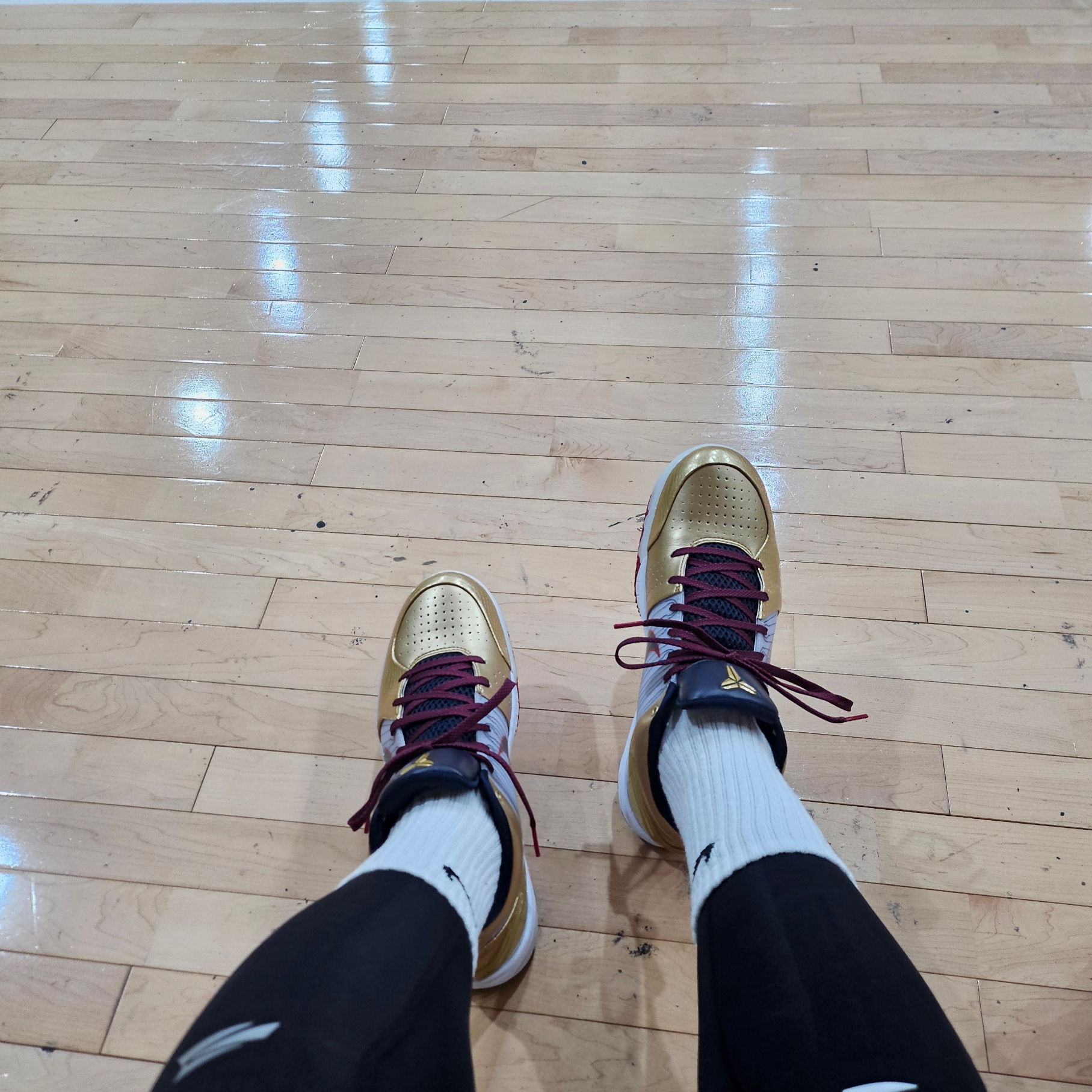 Nike Kobe 4 Protro Metallic Gold and Dark Obsidian 착용 스타일 - 2