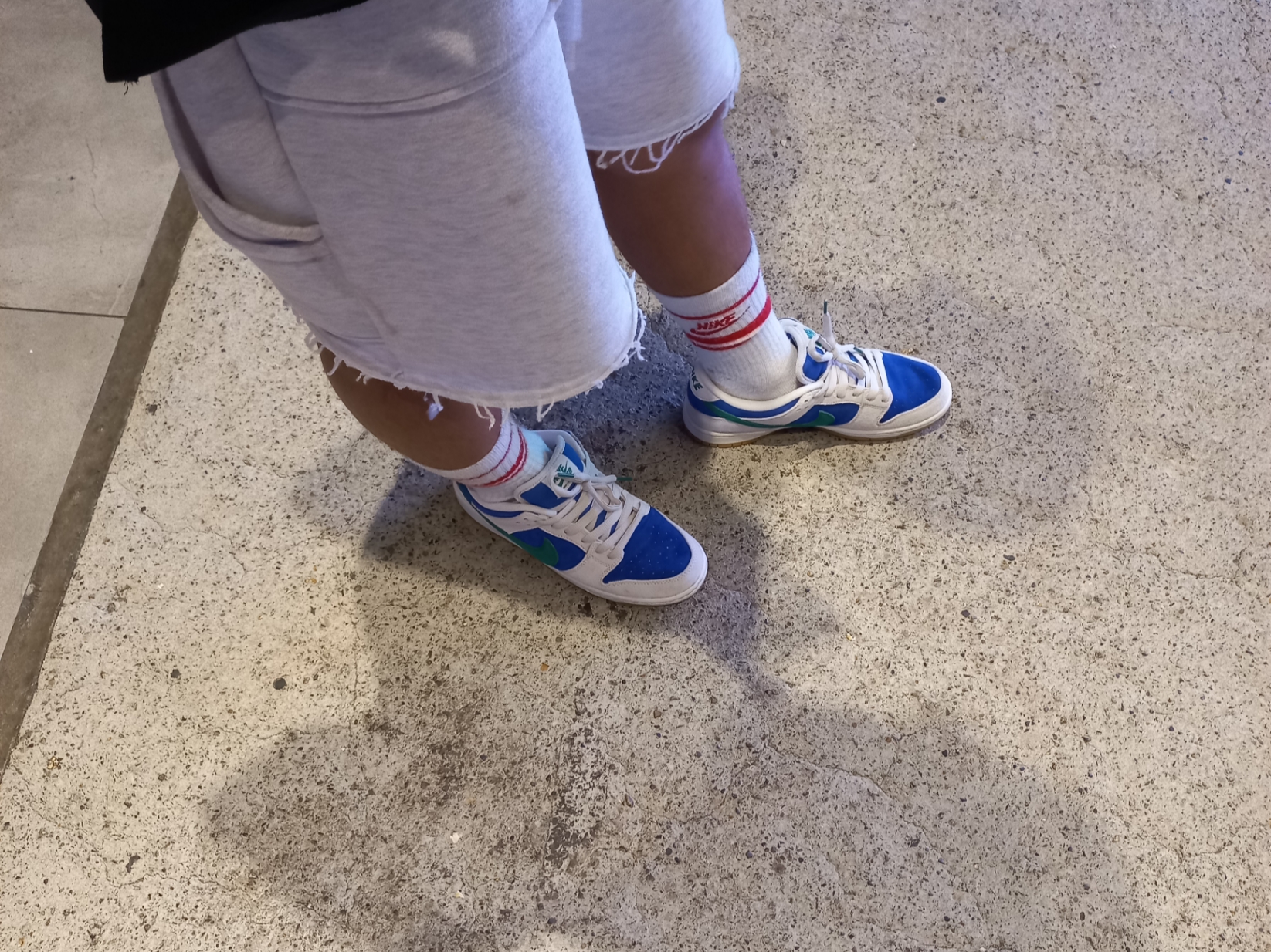 Nike SB Dunk Low Pro Phantom and Hyper Royal 착용 스타일 - 3