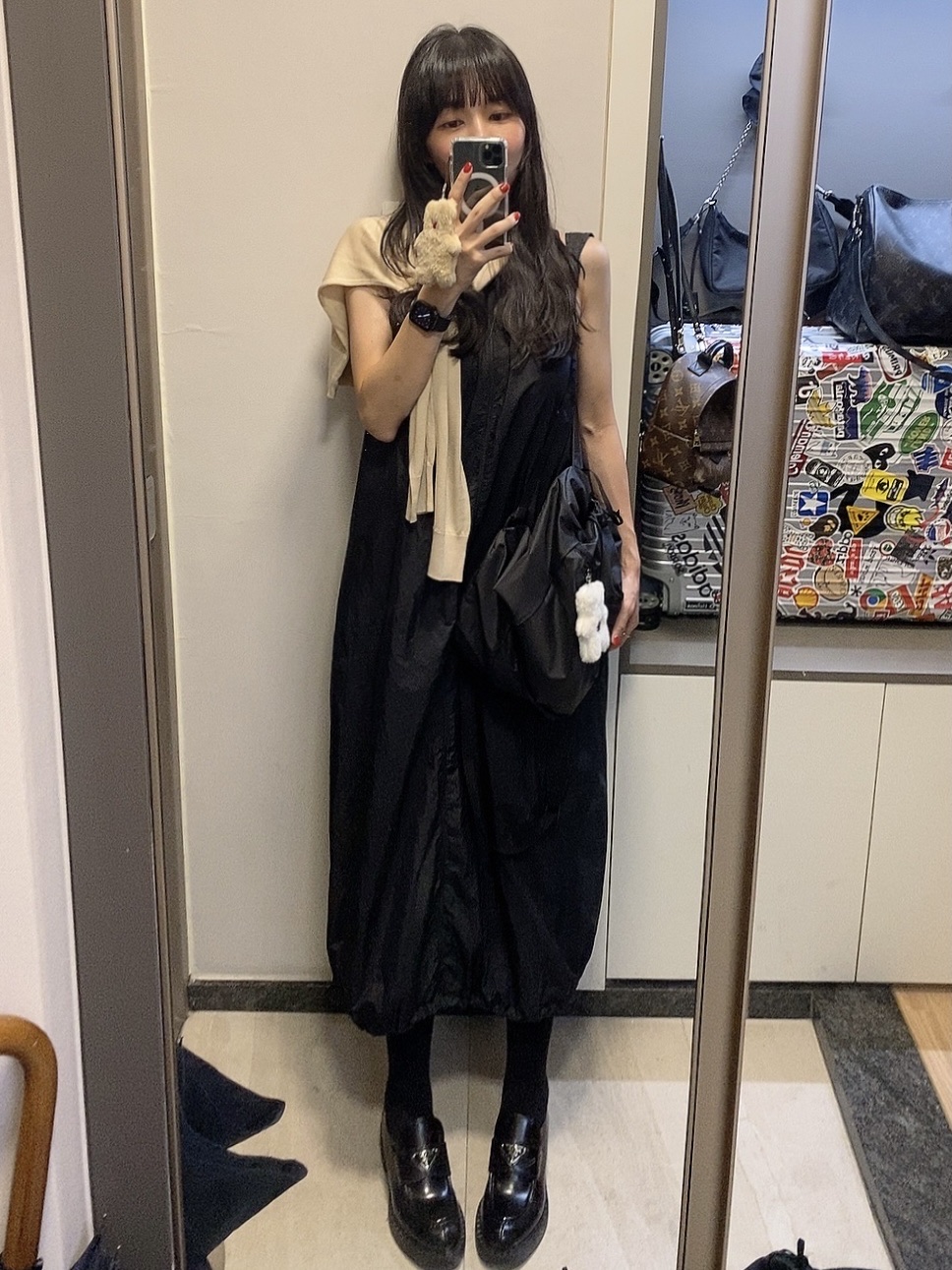 (W) Prada Chocolate Brushed Leather Loafers Black, Arc'teryx Heliad 10 Backpack Black 착용 스타일