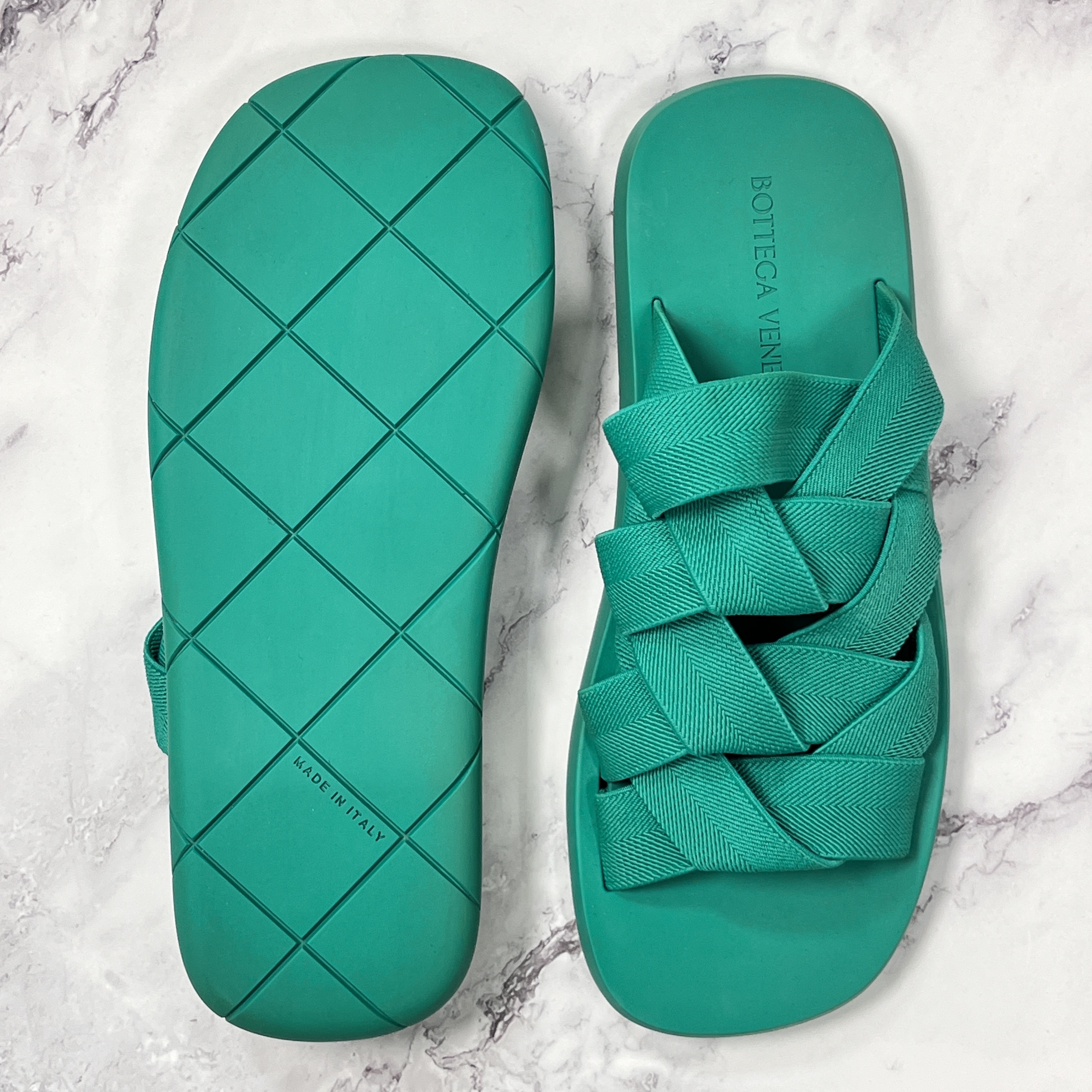 Bottega Veneta Plat Mule Acid Turquoise 착용 스타일 - 4
