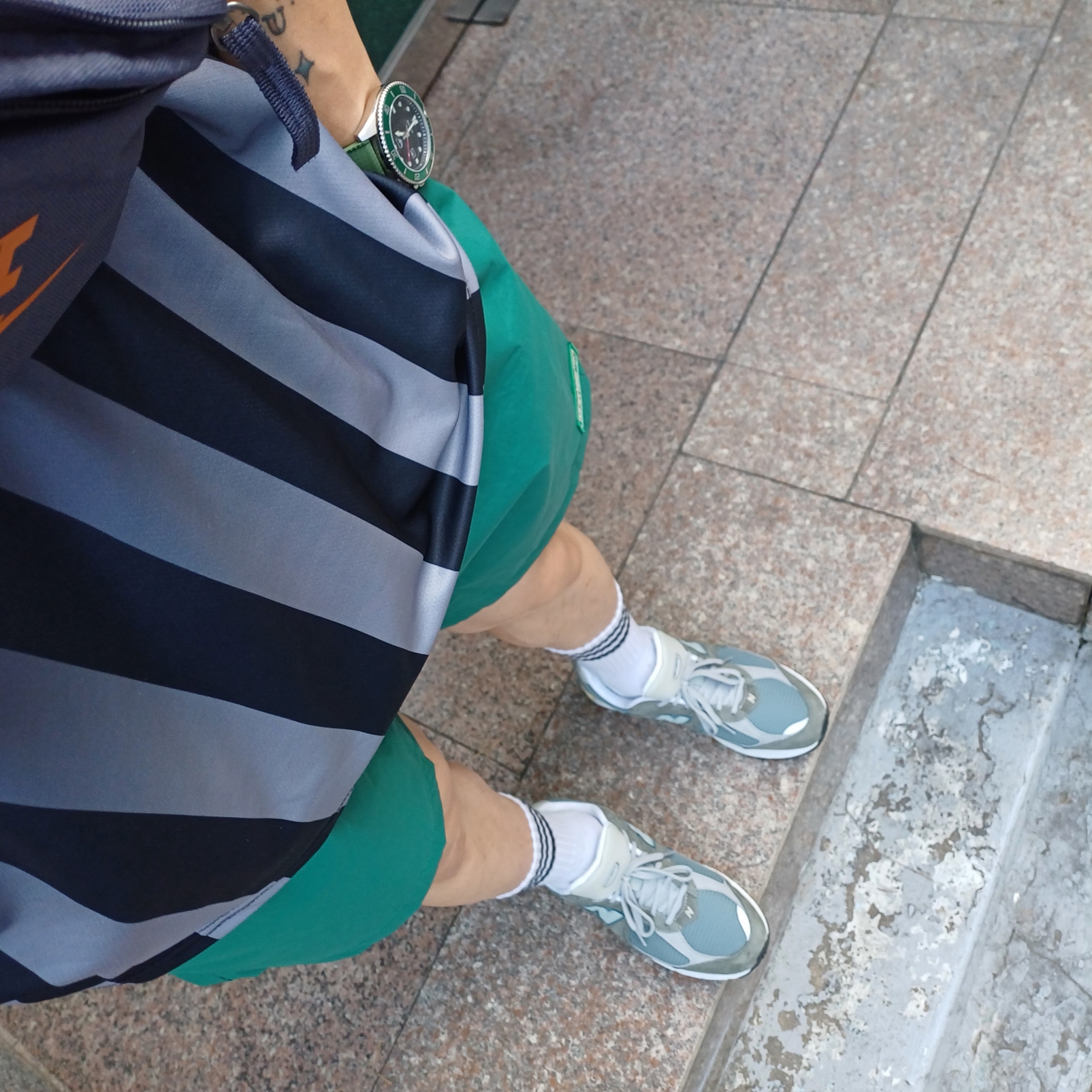 New Balance 2002R Cool Grey 착용 스타일 - 1