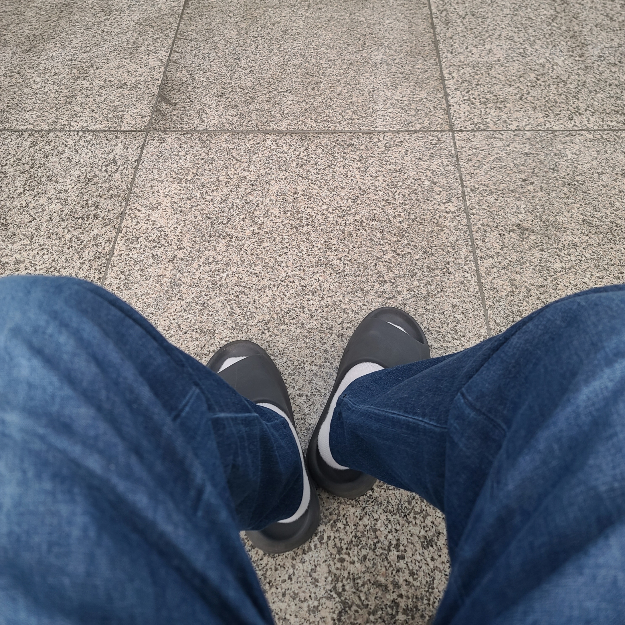 Adidas Yeezy Slide Slate Grey 착용 스타일