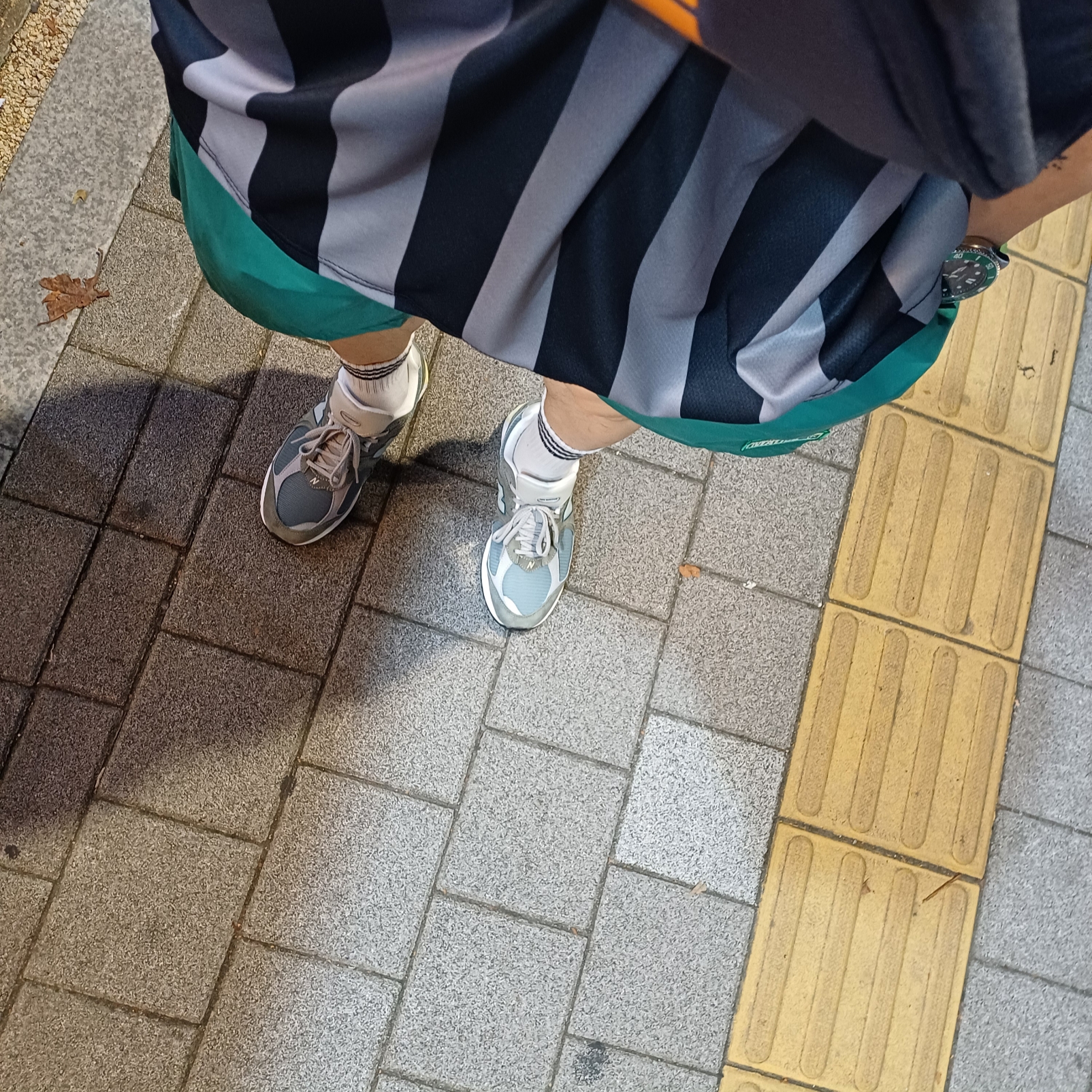 New Balance 2002R Cool Grey 착용 스타일 - 3