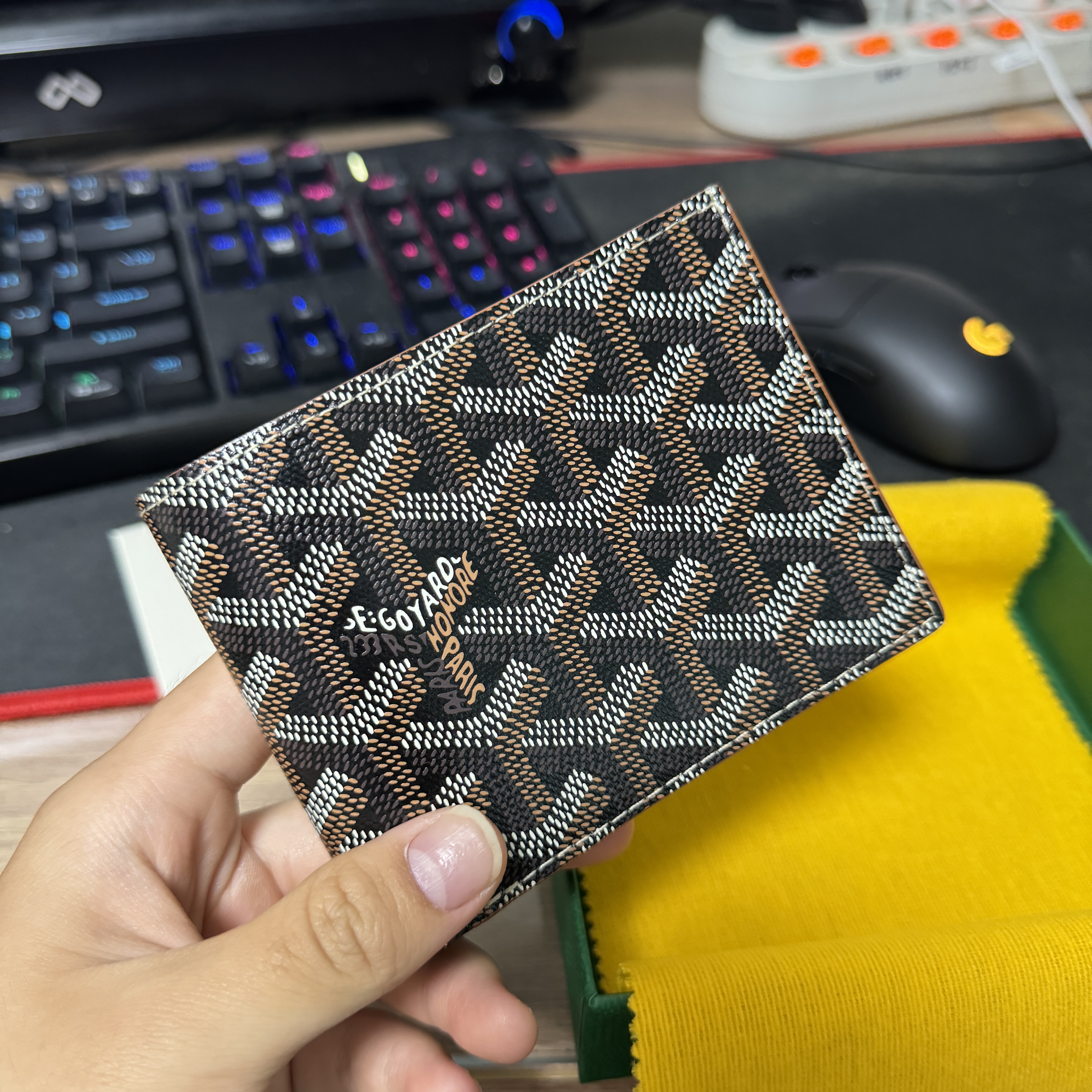Goyard Victoire Wallet Black Tan 착용 스타일