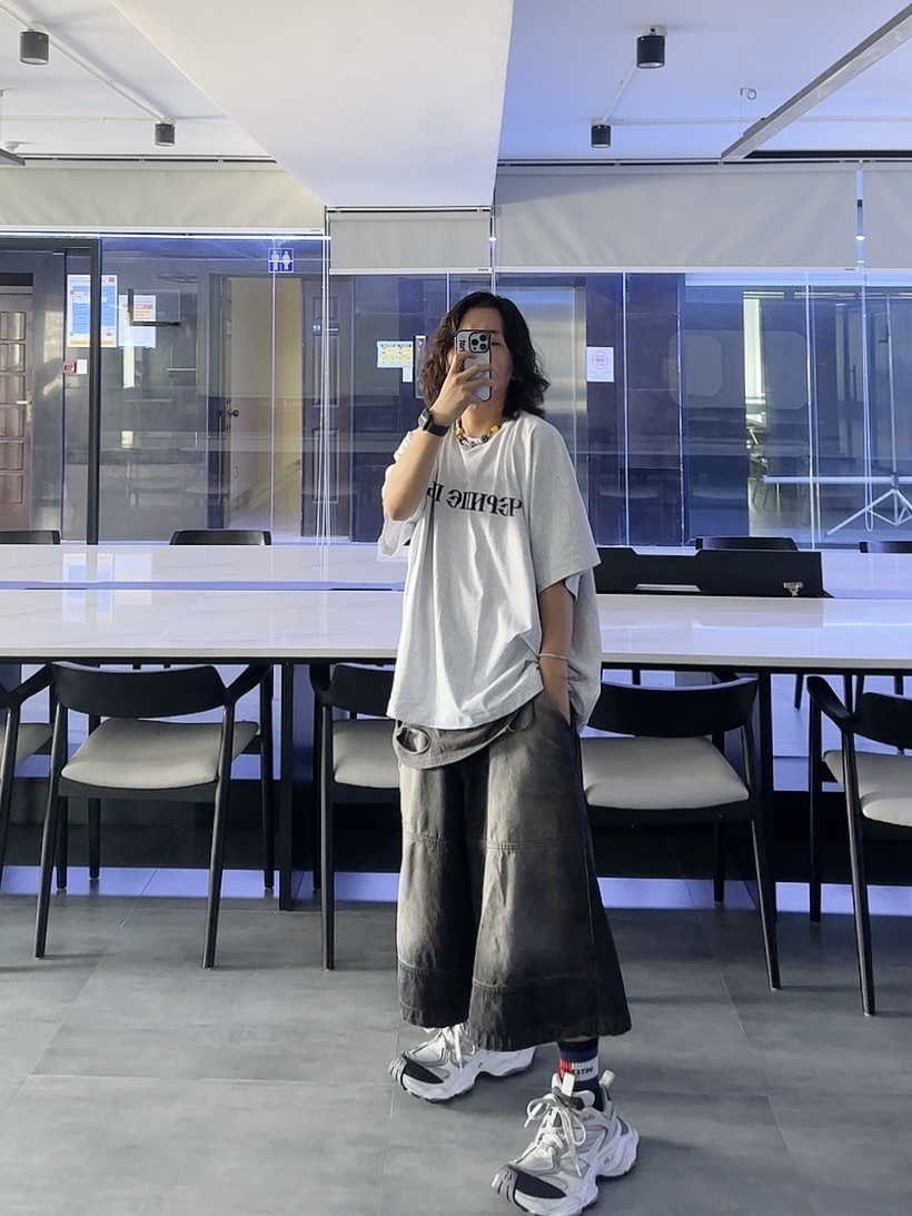Balenciaga Cargo Sneakers White Grey, Yeezy x Gosha Rubchinskiy YZY Black Dogs T-Shirt Heather Grey 착용 스타일