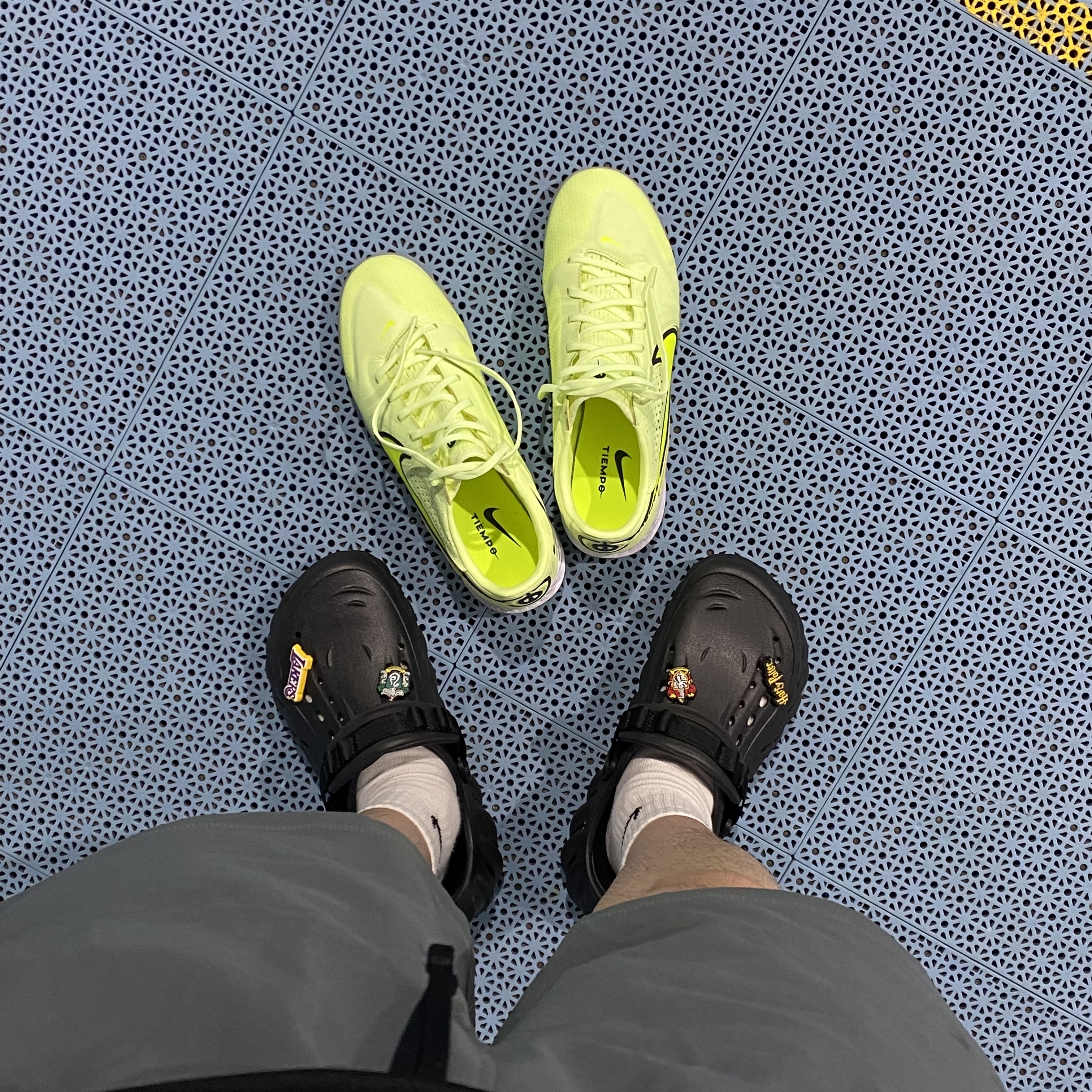 Nike React Tiempo Legend 9 Pro TF Barely Volt, Nike Everyday Lightweight Training Crew Socks White (3 Pack/Korean Ver.) 착용 스타일 - 2