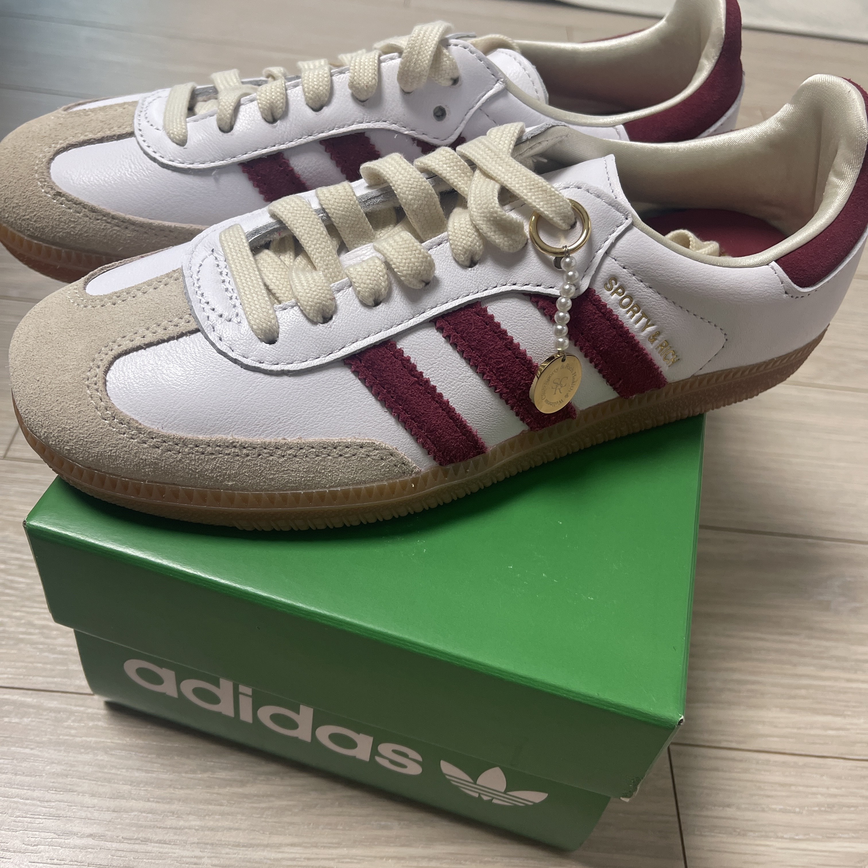 Adidas x Sporty & Rich Samba OG Cloud White Collegiate Burgundy 착용 스타일 - 1