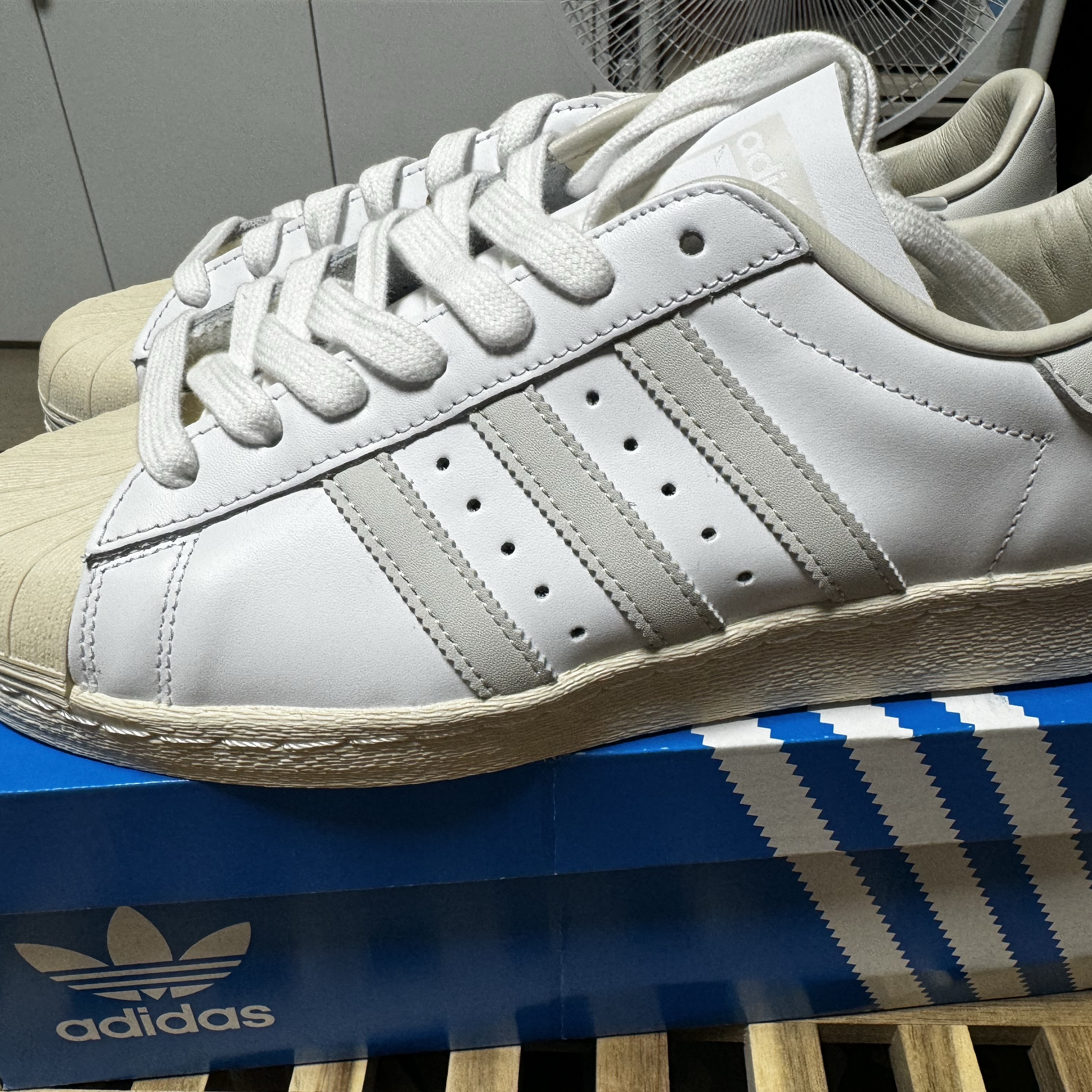 Adidas Superstar 82 White Orbit Grey 착용 스타일 - 1