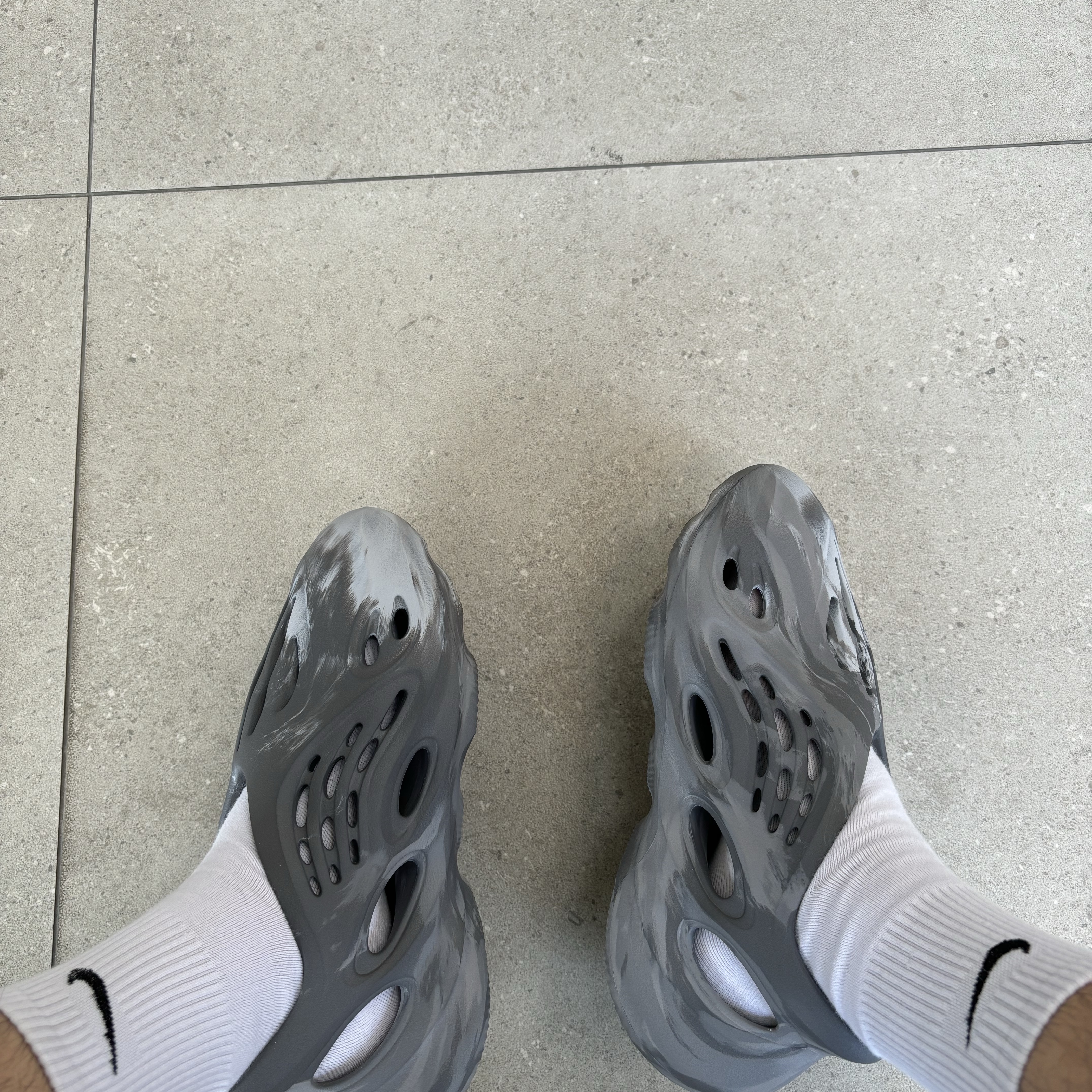 Adidas Yeezy Foam RNNR MX Granite 착용 스타일