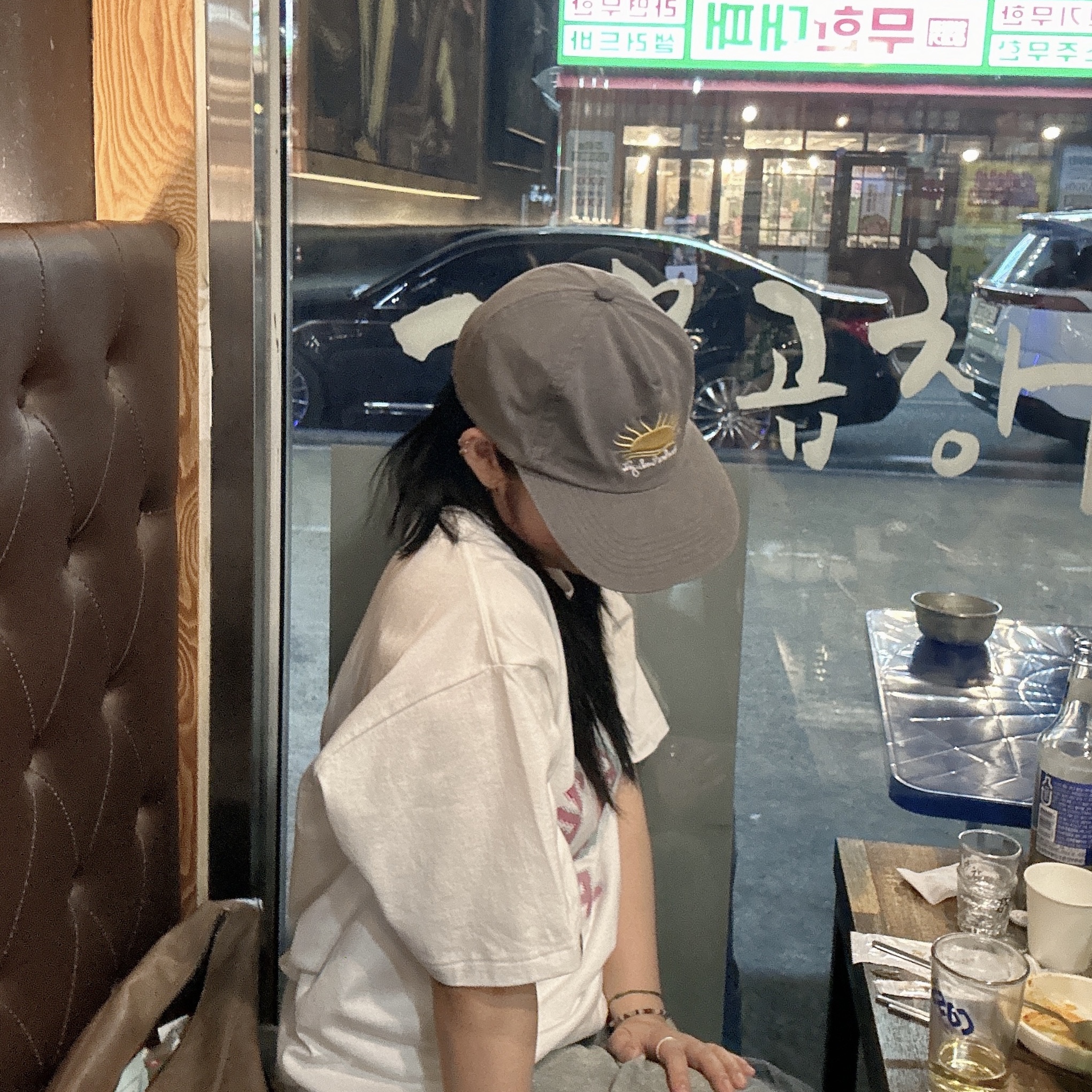 BAPE Glitch Art College T-Shirt White 착용 스타일 - 2